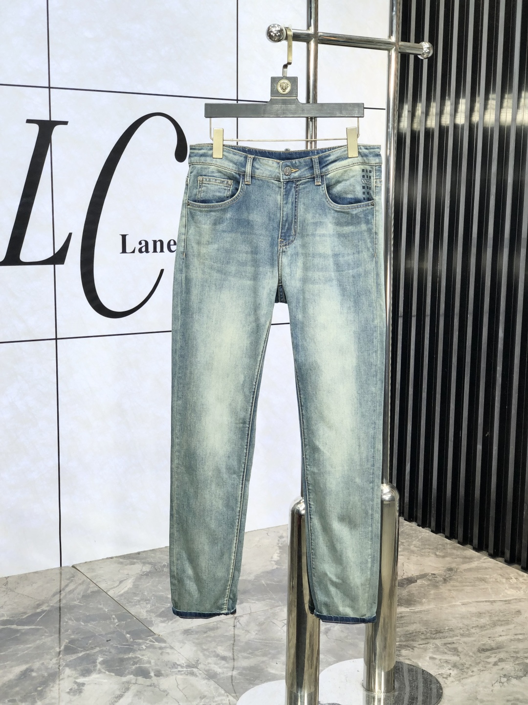 NO:504142,.Valentino. The official counter is released simultaneously, 2025SS spring and summer new men's casual jeans, original single quality, customized original denim fabric for counter, logo pattern design, original hardware and accessories for b trousers, three-dimensional and clear, realistic effect, c super trendy and personalized, fashionable and stylish upper body!  Must-have items for trendy men, 28-38, valentino, jeans, alexander wang19860909.华伦天奴.官网专柜同步发售,2025SS春夏新品男士休闲牛仔裤,原单品质,专柜定制原版牛仔面料,logo图案设计,b裤身原版五金辅料装饰,立体清晰,效果逼真,c超级潮流个性,上身时尚有型！潮男必备单品 码数28-38,,valentino,jeans,alexander wang,Men's clothing