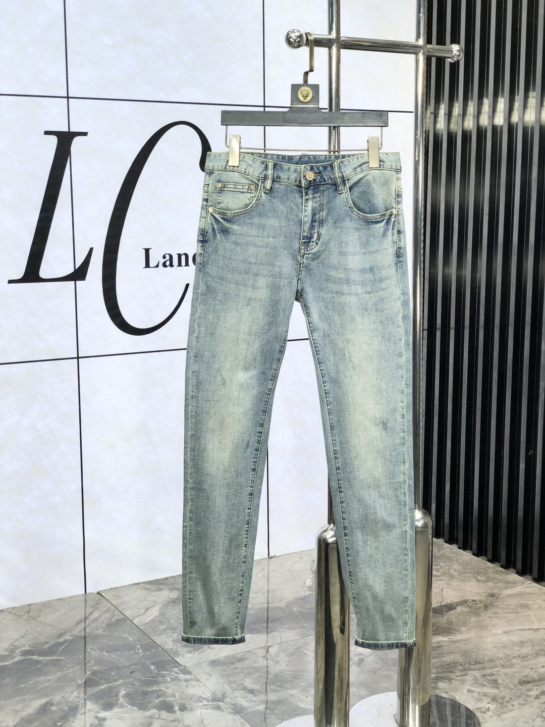 NO:504151,.D&G.'s official counter is released simultaneously, 2025SS spring and summer new men's casual jeans, original single quality, custom-made original denim fabric for counter, logo pattern design, original hardware and accessories for b trousers body, three-dimensional and clear, realistic effect, c super trendy personality, fashionable and stylish upper body!  Trendy men's must-have items, 28-38, Dolce & Gabbana, jeans, alexander wang19860909.D&G.官网专柜同步发售,2025SS春夏新品男士休闲牛仔裤,原单品质,专柜定制原版牛仔面料,logo图案设计,b裤身原版五金辅料装饰,立体清晰,效果逼真,c超级潮流个性,上身时尚有型！潮男必备单品 码数28-38,,Dolce&Gabbana,jeans,alexander wang,Men's clothing