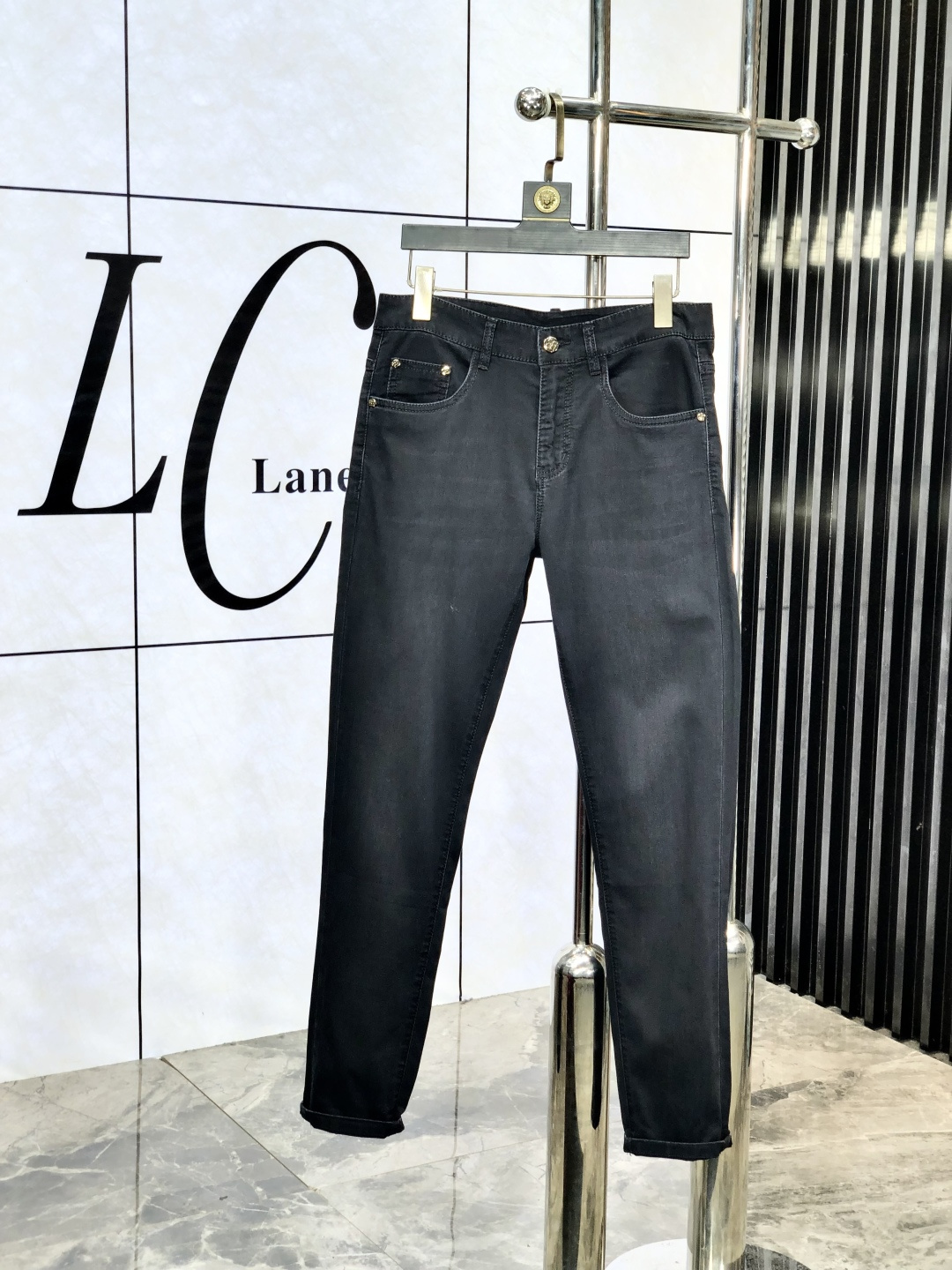 NO:504154,.Lv. The official counter is released simultaneously, 2025SS spring and summer new products for men's casual jeans, original single quality, customized original denim fabric for counter, logo pattern design, original hardware and accessories for b trousers body, three-dimensional and clear, realistic effect, c super trendy and personalized, fashionable and stylish upper body!  Trendy men's must-have items 28-38, louis vuitton, jeans, alexander wang19860909.Lv.官网专柜同步发售,2025SS春夏新品男士休闲牛仔裤,原单品质,专柜定制原版牛仔面料,logo图案设计,b裤身原版五金辅料装饰,立体清晰,效果逼真,c超级潮流个性,上身时尚有型！潮男必备单品 码数28-38,,louis vuitton,jeans,alexander wang,Men's clothing