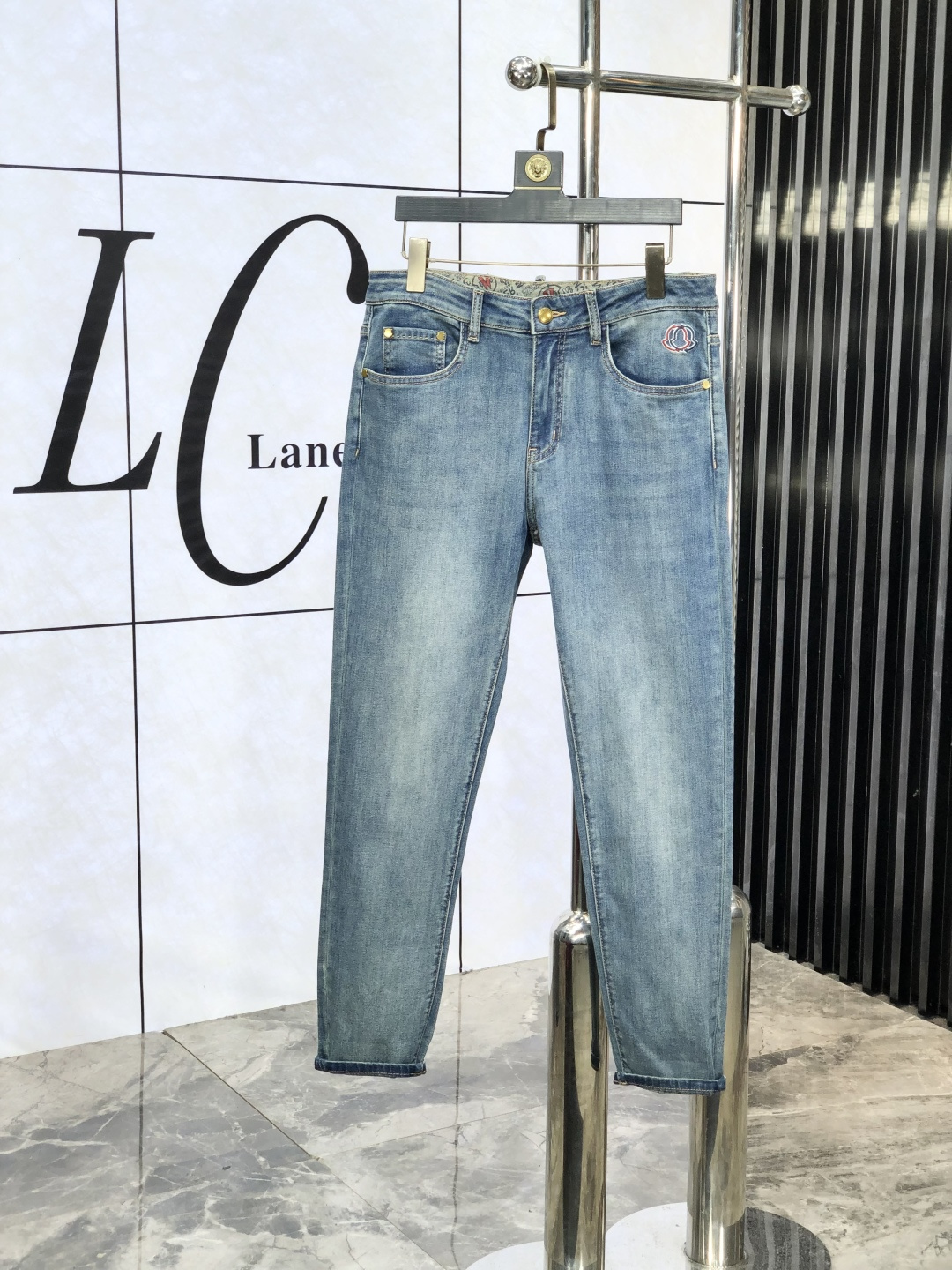 NO:504157,.录口.com official website counter is released simultaneously, 2025SS spring and summer new men's casual jeans, original single quality, counter customized original denim fabric, logo pattern design, original hardware and accessories for b trousers body, three-dimensional and clear, realistic effect, c super trendy personality, fashionable and stylish upper body!  Must-have items for trendy men, 28-38, Moncler, jeans, alexander wang19860909.蒙口.官网专柜同步发售,2025SS春夏新品男士休闲牛仔裤,原单品质,专柜定制原版牛仔面料,logo图案设计,b裤身原版五金辅料装饰,立体清晰,效果逼真,c超级潮流个性,上身时尚有型！潮男必备单品 码数28-38,,Moncler,jeans,alexander wang,Men's clothing