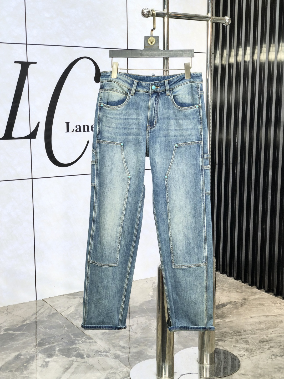 NO:504160,.Lv. The official counter is released simultaneously, 2025SS spring and summer new products for men's casual jeans, original single quality, customized original denim fabric for counter, logo pattern design, original hardware and accessories for b trousers body, three-dimensional and clear, realistic effect, c super trendy and personalized, fashionable and stylish upper body!  Trendy men's must-have items 28-38, louis vuitton, jeans, alexander wang19860909.Lv.官网专柜同步发售,2025SS春夏新品男士休闲牛仔裤,原单品质,专柜定制原版牛仔面料,logo图案设计,b裤身原版五金辅料装饰,立体清晰,效果逼真,c超级潮流个性,上身时尚有型！潮男必备单品 码数28-38,,louis vuitton,jeans,alexander wang,Men's clothing