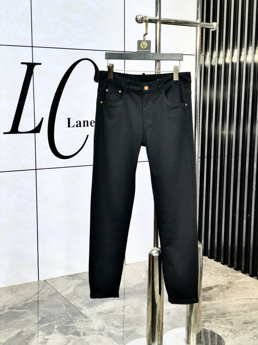 NO:504144,.Prada. The official counter is released simultaneously, 2025SS spring and summer new men's casual jeans, original single quality, custom-made original denim fabric for counter, logo pattern design, original hardware and accessories for b trousers body, three-dimensional and clear, realistic effect, c super trendy personality, fashionable and stylish upper body!  Trendy men's must-have items, number 28-38, prada, jeans, alexander wang19860909.普拉达.官网专柜同步发售,2025SS春夏新品男士休闲牛仔裤,原单品质,专柜定制原版牛仔面料,logo图案设计,b裤身原版五金辅料装饰,立体清晰,效果逼真,c超级潮流个性,上身时尚有型！潮男必备单品 码数28-38,,prada,jeans,alexander wang,Men's clothing