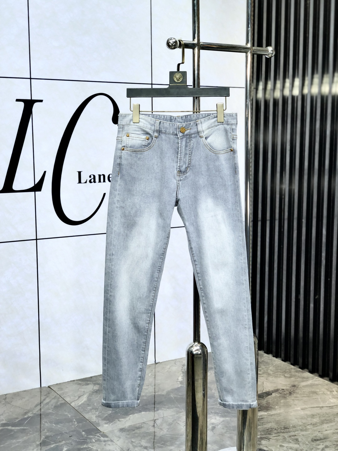 NO:504147,.Lv. The official counter is released simultaneously, 2025SS spring and summer new products for men's casual jeans, original single quality, customized original denim fabric for counter, logo pattern design, original hardware and accessories for b trousers body, three-dimensional and clear, realistic effect, c super trendy and personalized, fashionable and stylish upper body!  Trendy men's must-have items 28-38, louis vuitton, jeans, alexander wang19860909.Lv.官网专柜同步发售,2025SS春夏新品男士休闲牛仔裤,原单品质,专柜定制原版牛仔面料,logo图案设计,b裤身原版五金辅料装饰,立体清晰,效果逼真,c超级潮流个性,上身时尚有型！潮男必备单品 码数28-38,,louis vuitton,jeans,alexander wang,Men's clothing