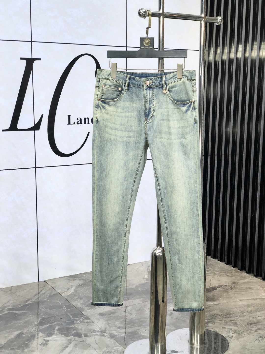 NO:504150,.Amani. The official counter is released simultaneously, 2025SS spring and summer new men's casual jeans, original single quality, custom-made original denim fabric for counter, logo pattern design, original hardware and accessories for b trousers, three-dimensional and clear, realistic effect, c super trendy and personalized, fashionable and stylish upper body!  Trendy men's must-have items, number 28-38,,armani,jeans,alexander wang19860909.阿玛尼.官网专柜同步发售,2025SS春夏新品男士休闲牛仔裤,原单品质,专柜定制原版牛仔面料,logo图案设计,b裤身原版五金辅料装饰,立体清晰,效果逼真,c超级潮流个性,上身时尚有型！潮男必备单品 码数28-38,,armani,jeans,alexander wang,Men's clothing