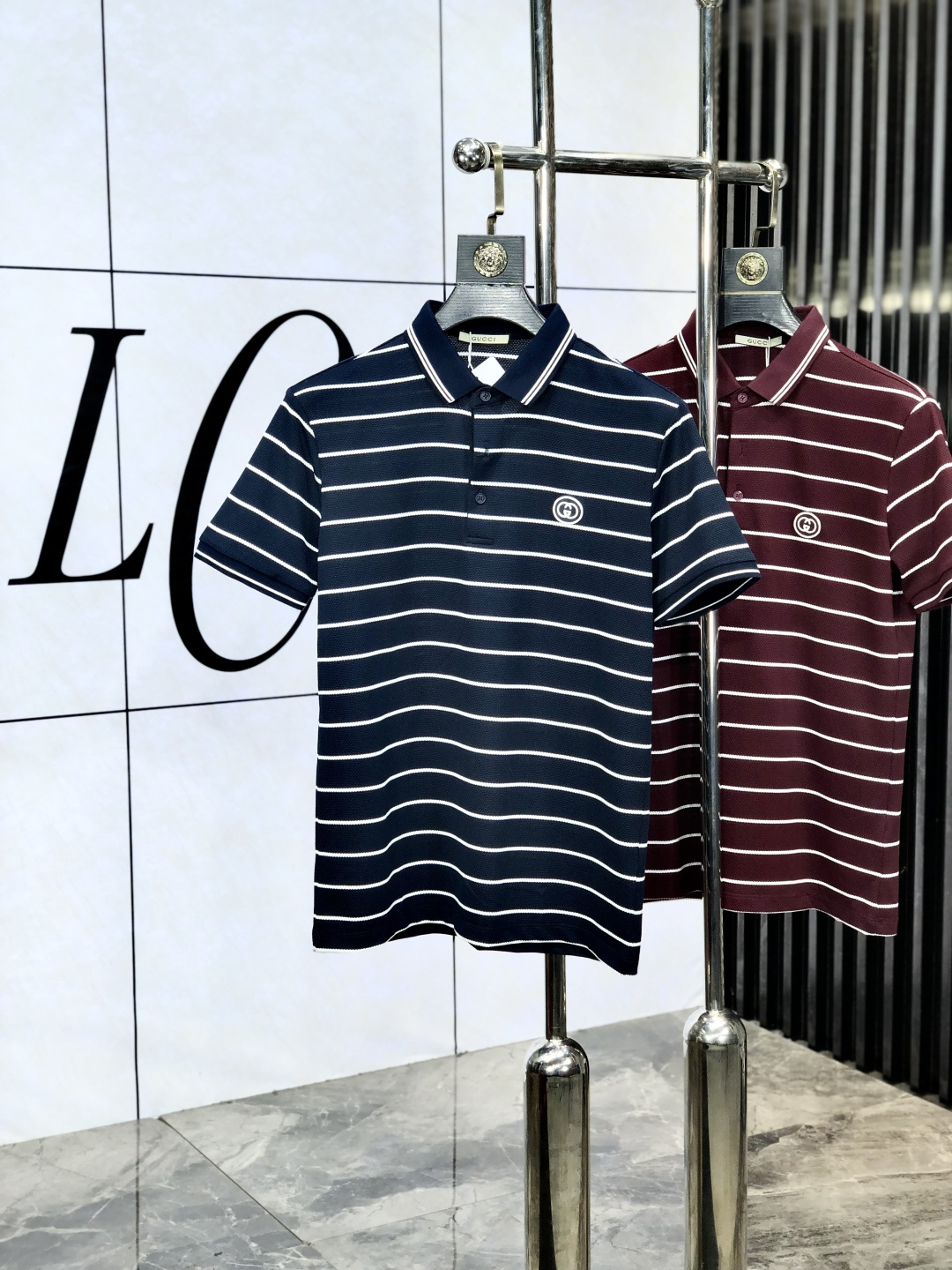 NO:504156,.gucci.2025 spring and summer new men's logo short-sleeved polo shirt, continuing the classic business casual lapel POLO shirt. This Polo shirt is made of mercerized double-sided cotton bead floor fabric, and the timeless design can transcend fashion trends. Classic style, w brand LOGO three-dimensional and unique, making the overall more detailed. Combination style, 5 fabrics are made of cotton bead floor, comfortable, skin-friendly, breathable, and a very practical wear for daily commuting and leisure. Highly recommended. Size M-4XL m wear 175/130, gucci, T-shirt, alexander wang19860909.gucci.2025春夏新款男士标识短袖polo衫,延续经典商务休闲翻领POLO恤.该款Polo衫采用丝光双面棉质珠地面料制成,隽永设计可跨越时尚潮流.经典款型,w品牌LOGO立体别致,让整体更具细节感 合体的版型,5面料采用全棉珠地料,舒适,亲肤,透气好,平时通勤休闲都很实穿的一款 强烈推荐.尺码M-4XL m穿175/130,,gucci,T-shirt,alexander wang,Men's clothing