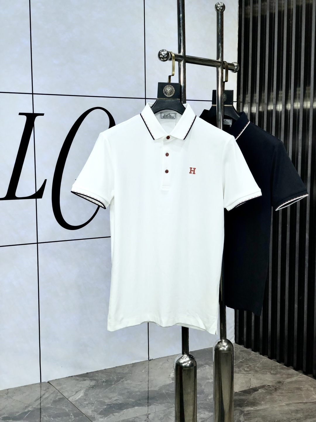 NO:504159,.Hermes. 2025 spring and summer new men's logo short-sleeved polo shirt, continuing the classic business casual lapel POLO shirt. This Polo shirt is made of mercerized double-sided cotton bead floor fabric, and the timeless design can transcend fashion trends. Classic style, w brand LOGO three-dimensional and unique, making the overall more detailed. Combination style, 5 fabrics are made of cotton bead floor, comfortable, skin-friendly, breathable, and a very practical wear for daily commuting and leisure. Highly recommended. Size M-4XL m wear 175/130, hermes, T-shirt, alexander wang19860909.爱马仕.2025春夏新款男士标识短袖polo衫,延续经典商务休闲翻领POLO恤.该款Polo衫采用丝光双面棉质珠地面料制成,隽永设计可跨越时尚潮流.经典款型,w品牌LOGO立体别致,让整体更具细节感 合体的版型,5面料采用全棉珠地料,舒适,亲肤,透气好,平时通勤休闲都很实穿的一款 强烈推荐.尺码M-4XL m穿175/130,,hermes,T-shirt,alexander wang,Men's clothing
