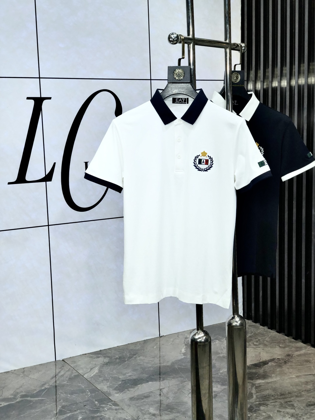 NO:504162,.Amani. 2025 spring and summer new men's logo short-sleeved polo shirt, continuing the classic business casual lapel POLO shirt. This Polo shirt is made of mercerized double-sided cotton bead floor fabric, and the timeless design can transcend fashion trends. Classic style, w brand LOGO three-dimensional and unique, making the overall more detailed. Combined style, 5 fabrics are made of cotton bead floor, comfortable, skin-friendly, breathable, and a very practical wear for daily commuting and leisure. Highly recommended. Size M-4XL m wear 175/130,,armani, T-shirt, alexander wang19860909.阿玛尼.2025春夏新款男士标识短袖polo衫,延续经典商务休闲翻领POLO恤.该款Polo衫采用丝光双面棉质珠地面料制成,隽永设计可跨越时尚潮流.经典款型,w品牌LOGO立体别致,让整体更具细节感 合体的版型,5面料采用全棉珠地料,舒适,亲肤,透气好,平时通勤休闲都很实穿的一款 强烈推荐.尺码M-4XL m穿175/130,,armani,T-shirt,alexander wang,Men's clothing