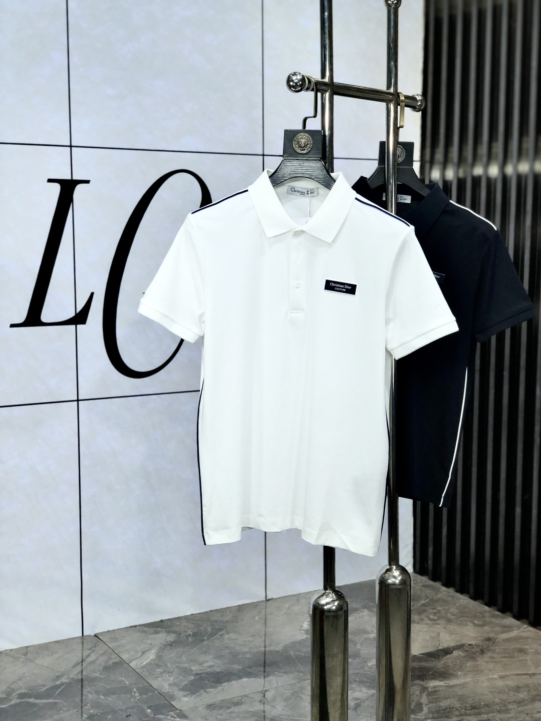 NO:504165,.Dior .2025 spring and summer new men's logo short-sleeved polo shirt, continuing the classic business casual lapel POLO shirt. This Polo shirt is made of mercerized double-sided cotton bead floor fabric, and the timeless design can transcend fashion trends. Classic style, w brand LOGO three-dimensional and unique, making the overall more detailed. Combination style, 5 fabrics are made of cotton bead floor, comfortable, skin-friendly, breathable, and a very practical wear for daily commuting and leisure. Highly recommended. Size M-4XL m wear 175/130,,dior,T-shirt,alexander wang19860909.Dior .2025春夏新款男士标识短袖polo衫,延续经典商务休闲翻领POLO恤.该款Polo衫采用丝光双面棉质珠地面料制成,隽永设计可跨越时尚潮流.经典款型,w品牌LOGO立体别致,让整体更具细节感 合体的版型,5面料采用全棉珠地料,舒适,亲肤,透气好,平时通勤休闲都很实穿的一款 强烈推荐.尺码M-4XL m穿175/130,,dior,T-shirt,alexander wang,Men's clothing