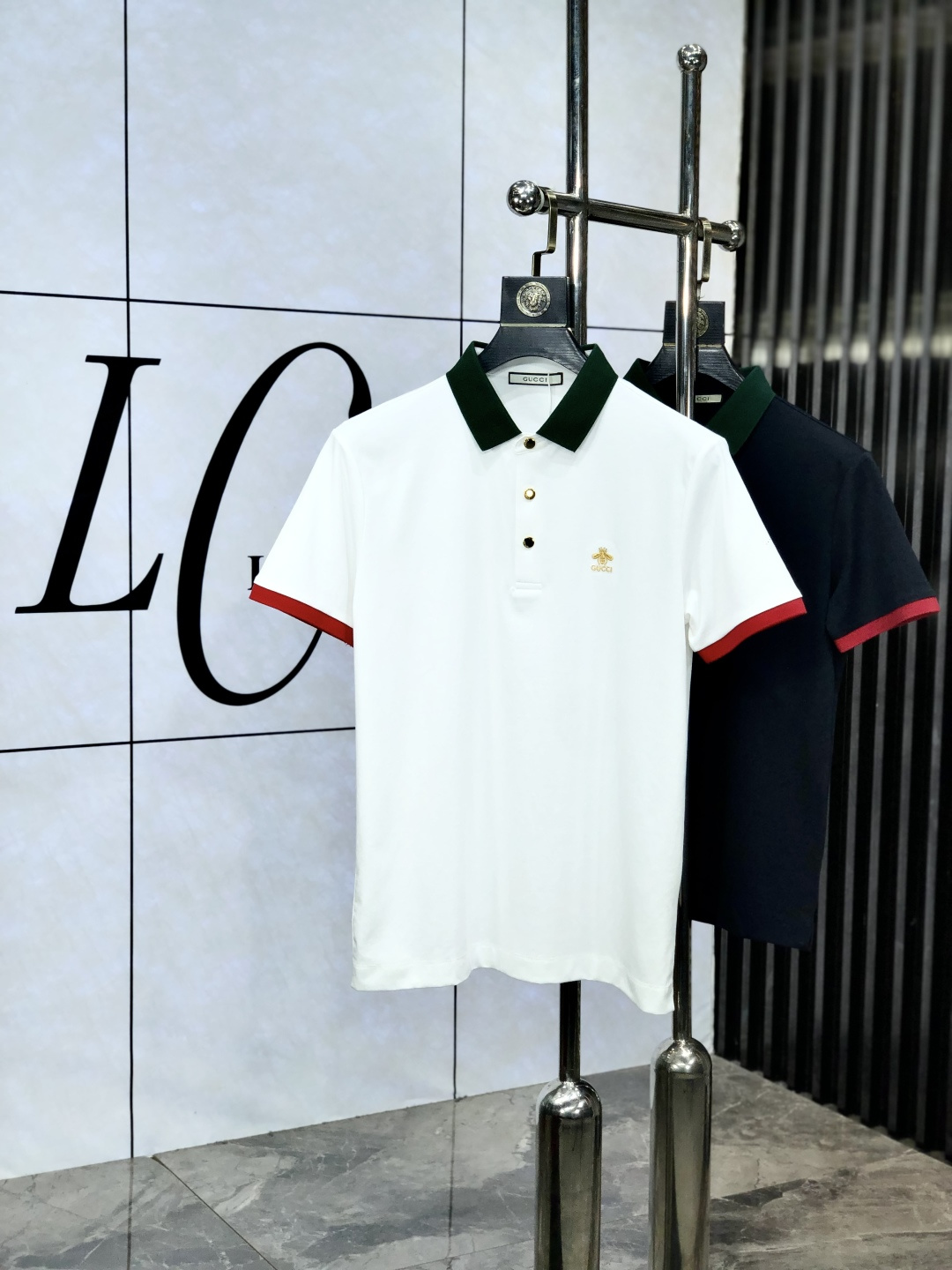 NO:504167,.gucci.2025 spring and summer new men's logo short-sleeved polo shirt, continuing the classic business casual lapel POLO shirt. This Polo shirt is made of mercerized double-sided cotton bead floor fabric, and the timeless design can transcend fashion trends. Classic style, w brand LOGO three-dimensional and unique, making the overall more detailed. Combination style, 5 fabrics are made of cotton bead floor, comfortable, skin-friendly, breathable, and a very practical wear for daily commuting and leisure. Highly recommended. Size M-4XL m wear 175/130, gucci, T-shirt, alexander wang19860909.gucci.2025春夏新款男士标识短袖polo衫,延续经典商务休闲翻领POLO恤.该款Polo衫采用丝光双面棉质珠地面料制成,隽永设计可跨越时尚潮流.经典款型,w品牌LOGO立体别致,让整体更具细节感 合体的版型,5面料采用全棉珠地料,舒适,亲肤,透气好,平时通勤休闲都很实穿的一款 强烈推荐.尺码M-4XL m穿175/130,,gucci,T-shirt,alexander wang,Men's clothing