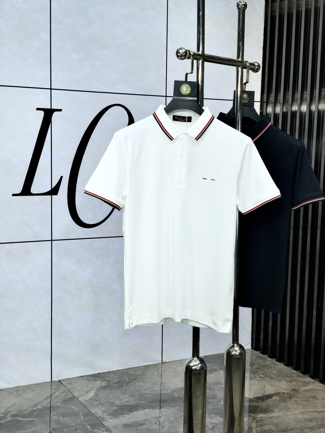 NO:504168,.LP. 2025 spring and summer new men's logo short-sleeved polo shirt, continuing the classic business casual lapel POLO shirt. This Polo shirt is made of mercerized double-sided cotton bead floor fabric, and the timeless design can transcend fashion trends. Classic style, w brand LOGO three-dimensional and unique, making the overall more detailed. Combination style, 5 fabrics are made of cotton bead floor, comfortable, skin-friendly, breathable, and a very practical wear for daily commuting and leisure. Highly recommended. Size M-4XL m wear 175/130, loro piano, T-shirt, alexander wang19860909.LP.2025春夏新款男士标识短袖polo衫,延续经典商务休闲翻领POLO恤.该款Polo衫采用丝光双面棉质珠地面料制成,隽永设计可跨越时尚潮流.经典款型,w品牌LOGO立体别致,让整体更具细节感 合体的版型,5面料采用全棉珠地料,舒适,亲肤,透气好,平时通勤休闲都很实穿的一款 强烈推荐.尺码M-4XL m穿175/130,,loro piana,T-shirt,alexander wang,Men's clothing