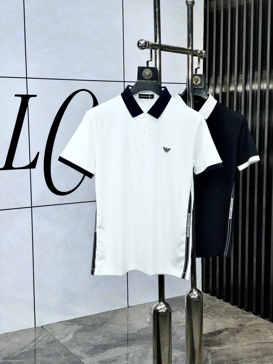 NO:504146,.Amani. 2025 spring and summer new men's logo short-sleeved polo shirt, continuing the classic business casual lapel POLO shirt. This Polo shirt is made of mercerized double-sided cotton bead floor fabric, and the timeless design can transcend fashion trends. Classic style, w brand LOGO three-dimensional and unique, making the overall more detailed. Combined style, 5 fabrics are made of cotton bead floor, comfortable, skin-friendly, breathable, and a very practical wear for daily commuting and leisure. Highly recommended. Size M-4XL m wear 175/130,,armani, T-shirt, alexander wang19860909.阿玛尼.2025春夏新款男士标识短袖polo衫,延续经典商务休闲翻领POLO恤.该款Polo衫采用丝光双面棉质珠地面料制成,隽永设计可跨越时尚潮流.经典款型,w品牌LOGO立体别致,让整体更具细节感 合体的版型,5面料采用全棉珠地料,舒适,亲肤,透气好,平时通勤休闲都很实穿的一款 强烈推荐.尺码M-4XL m穿175/130,,armani,T-shirt,alexander wang,Men's clothing