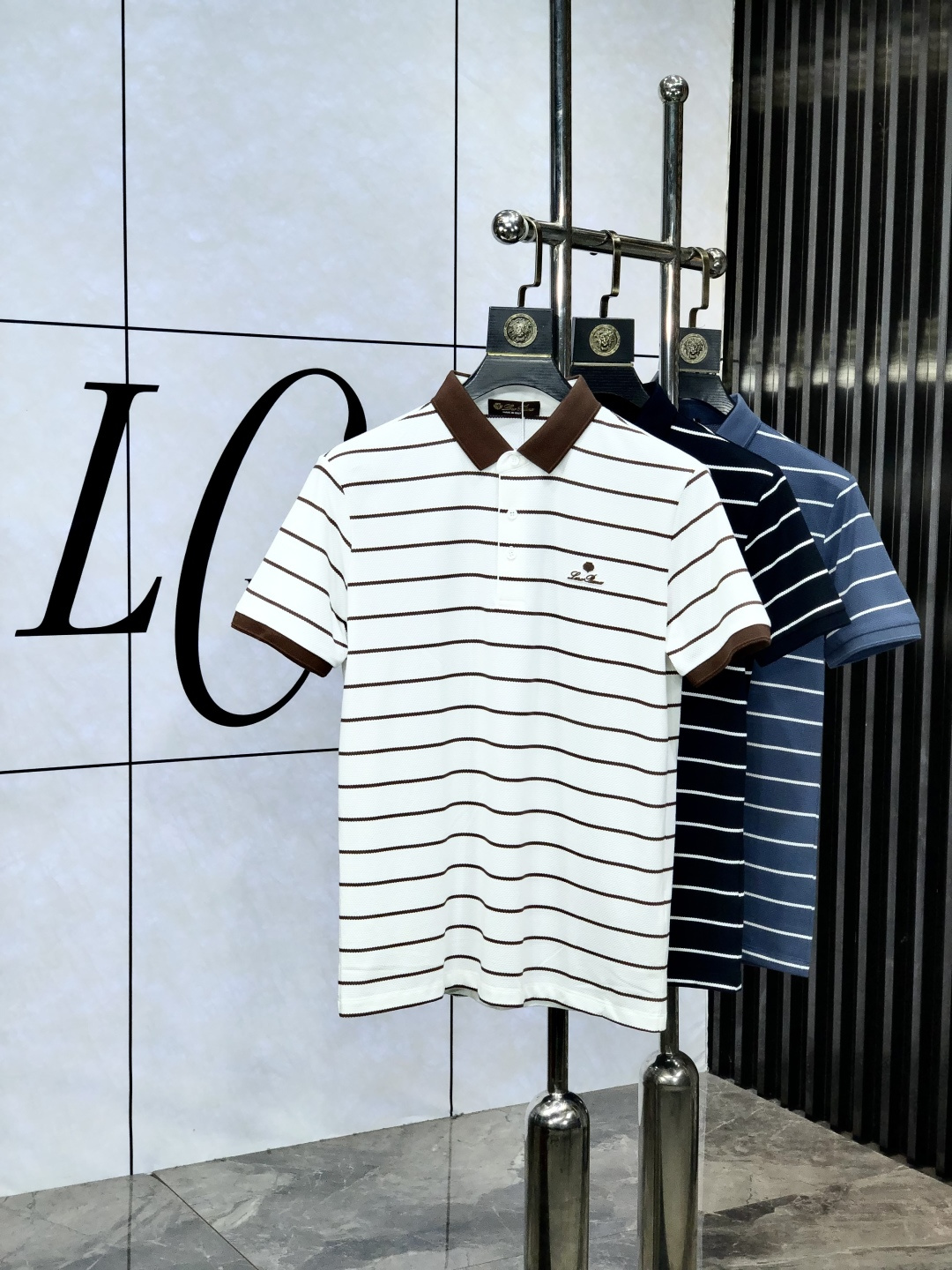 NO:504149,.LP. 2025 spring and summer new men's logo short-sleeved polo shirt, continuing the classic business casual lapel POLO shirt. This Polo shirt is made of mercerized double-sided cotton bead floor fabric, and the timeless design can transcend fashion trends. Classic style, w brand LOGO three-dimensional and unique, making the overall more detailed. Combination style, 5 fabrics are made of cotton bead floor, comfortable, skin-friendly, breathable, and a very practical wear for daily commuting and leisure. Highly recommended. Size M-4XL m wear 175/130, loro piano, T-shirt, alexander wang19860909.LP.2025春夏新款男士标识短袖polo衫,延续经典商务休闲翻领POLO恤.该款Polo衫采用丝光双面棉质珠地面料制成,隽永设计可跨越时尚潮流.经典款型,w品牌LOGO立体别致,让整体更具细节感 合体的版型,5面料采用全棉珠地料,舒适,亲肤,透气好,平时通勤休闲都很实穿的一款 强烈推荐.尺码M-4XL m穿175/130,,loro piana,T-shirt,alexander wang,Men's clothing