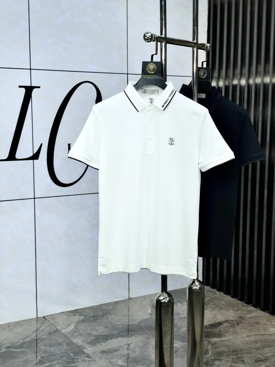 NO:504155,.BC. 2025 spring and summer new men's logo short-sleeved polo shirt, continuing the classic business casual lapel POLO shirt. This Polo shirt is made of mercerized double-sided cotton bead floor fabric, and the timeless design can transcend fashion trends. Classic style, w brand LOGO three-dimensional and unique, making the overall more detailed. Combination style, 5 fabrics are made of cotton bead floor, comfortable, skin-friendly, breathable, and a very practical wear for daily commuting and leisure. Highly recommended. Size M-4XL m wear 175/130, T-shirt, alexander wang19860909.BC.2025春夏新款男士标识短袖polo衫,延续经典商务休闲翻领POLO恤.该款Polo衫采用丝光双面棉质珠地面料制成,隽永设计可跨越时尚潮流.经典款型,w品牌LOGO立体别致,让整体更具细节感 合体的版型,5面料采用全棉珠地料,舒适,亲肤,透气好,平时通勤休闲都很实穿的一款 强烈推荐.尺码M-4XL m穿175/130,,T-shirt,alexander wang,Men's clothing