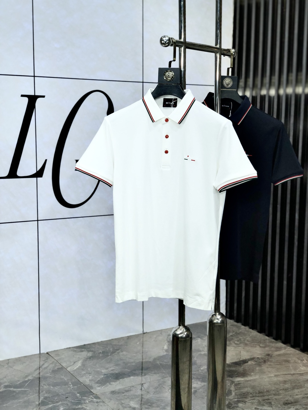 NO:504158,.kiton.2025 spring and summer new men's logo short-sleeved polo shirt, continuing the classic business casual lapel POLO shirt. This Polo shirt is made of mercerized double-sided cotton bead floor fabric, and the timeless design can transcend fashion trends. Classic style, w brand LOGO three-dimensional and unique, making the overall more detailed. Combination style, 5 fabrics are made of cotton bead floor, comfortable, skin-friendly, breathable, and a very practical wear for daily commuting and leisure. Highly recommended. Size M-4XL m wear 175/130, T-shirt, alexander wang19860909.kiton.2025春夏新款男士标识短袖polo衫,延续经典商务休闲翻领POLO恤.该款Polo衫采用丝光双面棉质珠地面料制成,隽永设计可跨越时尚潮流.经典款型,w品牌LOGO立体别致,让整体更具细节感 合体的版型,5面料采用全棉珠地料,舒适,亲肤,透气好,平时通勤休闲都很实穿的一款 强烈推荐.尺码M-4XL m穿175/130,,T-shirt,alexander wang,Men's clothing