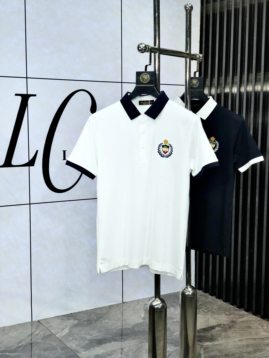 NO:504161,.LP. 2025 spring and summer new men's logo short-sleeved polo shirt, continuing the classic business casual lapel POLO shirt. This Polo shirt is made of mercerized double-sided cotton bead floor fabric, and the timeless design can transcend fashion trends. Classic style, w brand LOGO three-dimensional and unique, making the overall more detailed. Combination style, 5 fabrics are made of cotton bead floor, comfortable, skin-friendly, breathable, and a very practical wear for daily commuting and leisure. Highly recommended. Size M-4XL m wear 175/130, loro piano, T-shirt, alexander wang19860909.LP.2025春夏新款男士标识短袖polo衫,延续经典商务休闲翻领POLO恤.该款Polo衫采用丝光双面棉质珠地面料制成,隽永设计可跨越时尚潮流.经典款型,w品牌LOGO立体别致,让整体更具细节感 合体的版型,5面料采用全棉珠地料,舒适,亲肤,透气好,平时通勤休闲都很实穿的一款 强烈推荐.尺码M-4XL m穿175/130,,loro piana,T-shirt,alexander wang,Men's clothing