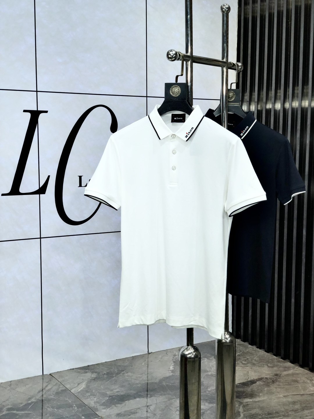 NO:504166,.kiton.2025 spring and summer new men's logo short-sleeved polo shirt, continuing the classic business casual lapel POLO shirt. This Polo shirt is made of mercerized double-sided cotton bead floor fabric, and the timeless design can transcend fashion trends. Classic style, w brand LOGO three-dimensional and unique, making the overall more detailed. Combination style, 5 fabrics are made of cotton bead floor, comfortable, skin-friendly, breathable, and a very practical wear for daily commuting and leisure. Highly recommended. Size M-4XL m wear 175/130, T-shirt, alexander wang19860909.kiton.2025春夏新款男士标识短袖polo衫,延续经典商务休闲翻领POLO恤.该款Polo衫采用丝光双面棉质珠地面料制成,隽永设计可跨越时尚潮流.经典款型,w品牌LOGO立体别致,让整体更具细节感 合体的版型,5面料采用全棉珠地料,舒适,亲肤,透气好,平时通勤休闲都很实穿的一款 强烈推荐.尺码M-4XL m穿175/130,,T-shirt,alexander wang,Men's clothing