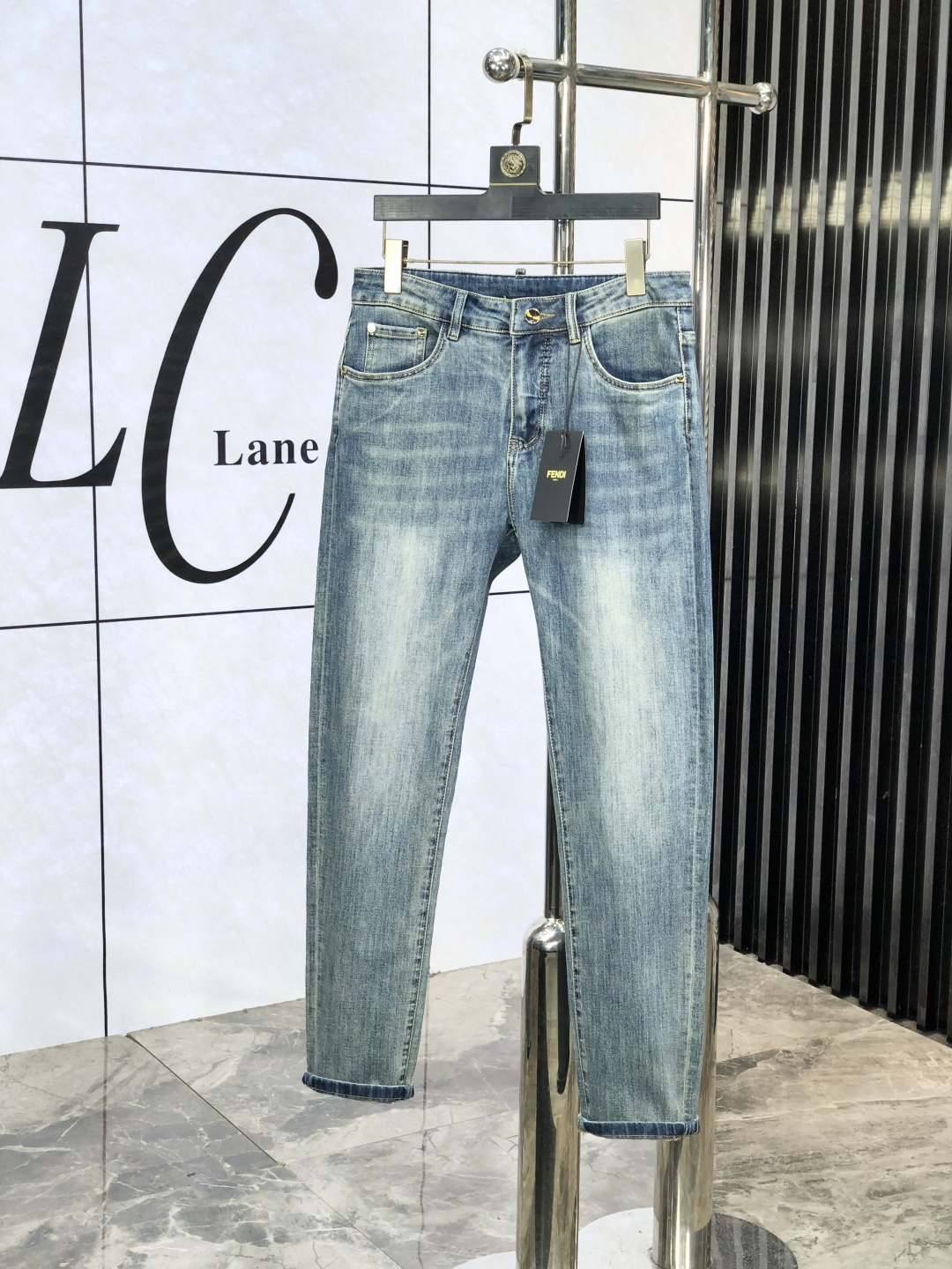 NO:521278,.Fendi. The official counter on the official website is released simultaneously, 2025SS spring and summer new men's casual jeans, original single quality, customized original denim fabric for counter, logo pattern design, original hardware and accessories for b trousers, three-dimensional and clear, realistic effect, c super trendy and personalized, fashionable and stylish upper body!  Trendy men's must-have items, 28-38, fendi, jeans, alexander wang19860909.芬迪.官网专柜同步发售,2025SS春夏新品男士休闲牛仔裤,原单品质,专柜定制原版牛仔面料,logo图案设计,b裤身原版五金辅料装饰,立体清晰,效果逼真,c超级潮流个性,上身时尚有型！潮男必备单品 码数28-38,,fendi,jeans,alexander wang,Men's clothing