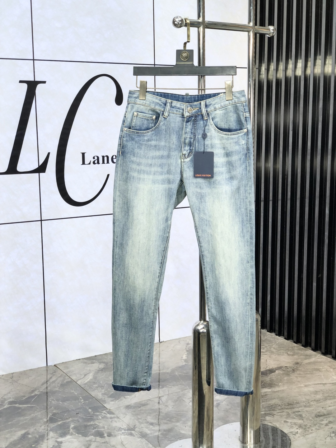 NO:521284,.Lv. The official counter is released simultaneously, 2025SS spring and summer new products for men's casual jeans, original single quality, customized original denim fabric for counter, logo pattern design, original hardware and accessories for b trousers body, three-dimensional and clear, realistic effect, c super trendy and personalized, fashionable and stylish upper body!  Trendy men's must-have items 28-38, louis vuitton, jeans, alexander wang19860909.Lv.官网专柜同步发售,2025SS春夏新品男士休闲牛仔裤,原单品质,专柜定制原版牛仔面料,logo图案设计,b裤身原版五金辅料装饰,立体清晰,效果逼真,c超级潮流个性,上身时尚有型！潮男必备单品 码数28-38,,louis vuitton,jeans,alexander wang,Men's clothing