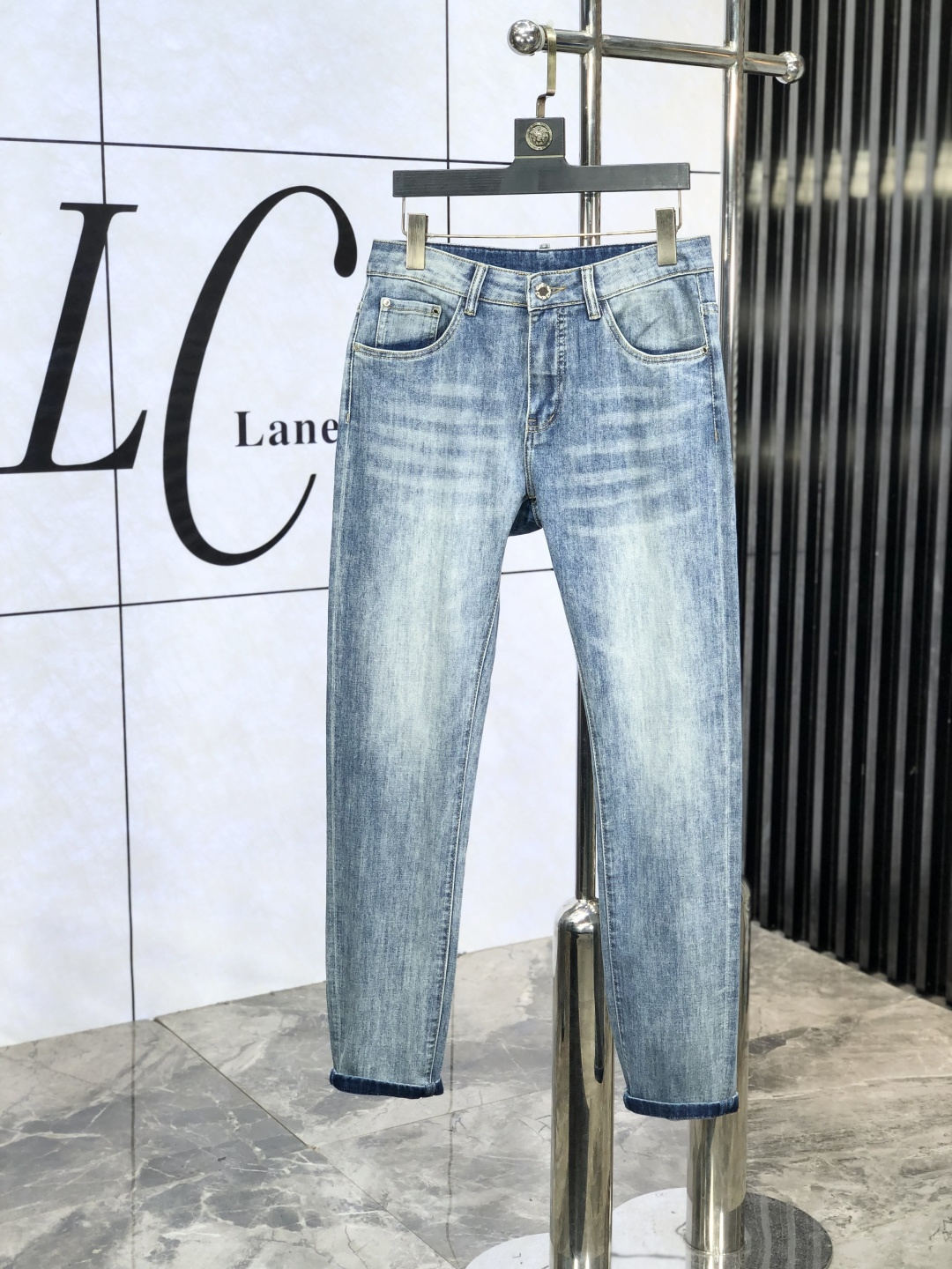 NO:521281,.Croxin. The official counter is released simultaneously, 2025SS spring and summer new men's casual jeans, original single quality, customized original denim fabric for counter, logo pattern design, original hardware and accessories for b trousers, three-dimensional and clear, realistic effect, c super trendy personality, fashionable and stylish upper body!  Trendy men's must-have items, 28-38, chrome hearts, jeans, alexander wang19860909.克罗心.官网专柜同步发售,2025SS春夏新品男士休闲牛仔裤,原单品质,专柜定制原版牛仔面料,logo图案设计,b裤身原版五金辅料装饰,立体清晰,效果逼真,c超级潮流个性,上身时尚有型！潮男必备单品 码数28-38,,chrome hearts,jeans,alexander wang,Men's clothing