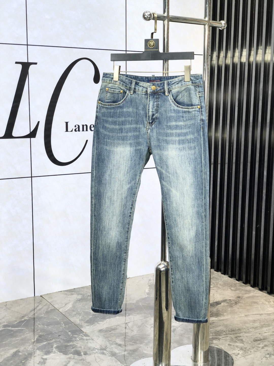 NO:521289,.Lv. The official counter is released simultaneously, 2025SS spring and summer new products for men's casual jeans, original single quality, customized original denim fabric for counter, logo pattern design, original hardware and accessories for b trousers body, three-dimensional and clear, realistic effect, c super trendy and personalized, fashionable and stylish upper body!  Trendy men's must-have items 28-38, louis vuitton, jeans, alexander wang19860909.Lv.官网专柜同步发售,2025SS春夏新品男士休闲牛仔裤,原单品质,专柜定制原版牛仔面料,logo图案设计,b裤身原版五金辅料装饰,立体清晰,效果逼真,c超级潮流个性,上身时尚有型！潮男必备单品 码数28-38,,louis vuitton,jeans,alexander wang,Men's clothing