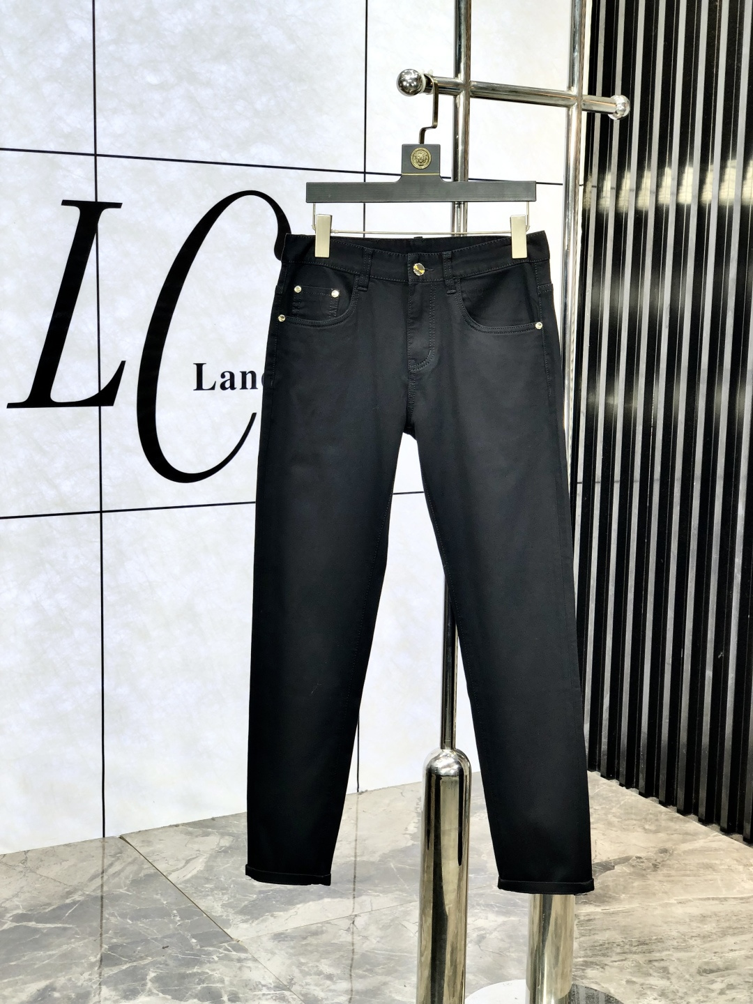 NO:521291,.Fendi. The official counter on the official website is released simultaneously, 2025SS spring and summer new men's casual jeans, original single quality, customized original denim fabric for counter, logo pattern design, original hardware and accessories for b trousers, three-dimensional and clear, realistic effect, c super trendy and personalized, fashionable and stylish upper body!  Trendy men's must-have items, 28-38, fendi, jeans, alexander wang19860909.芬迪.官网专柜同步发售,2025SS春夏新品男士休闲牛仔裤,原单品质,专柜定制原版牛仔面料,logo图案设计,b裤身原版五金辅料装饰,立体清晰,效果逼真,c超级潮流个性,上身时尚有型！潮男必备单品 码数28-38,,fendi,jeans,alexander wang,Men's clothing