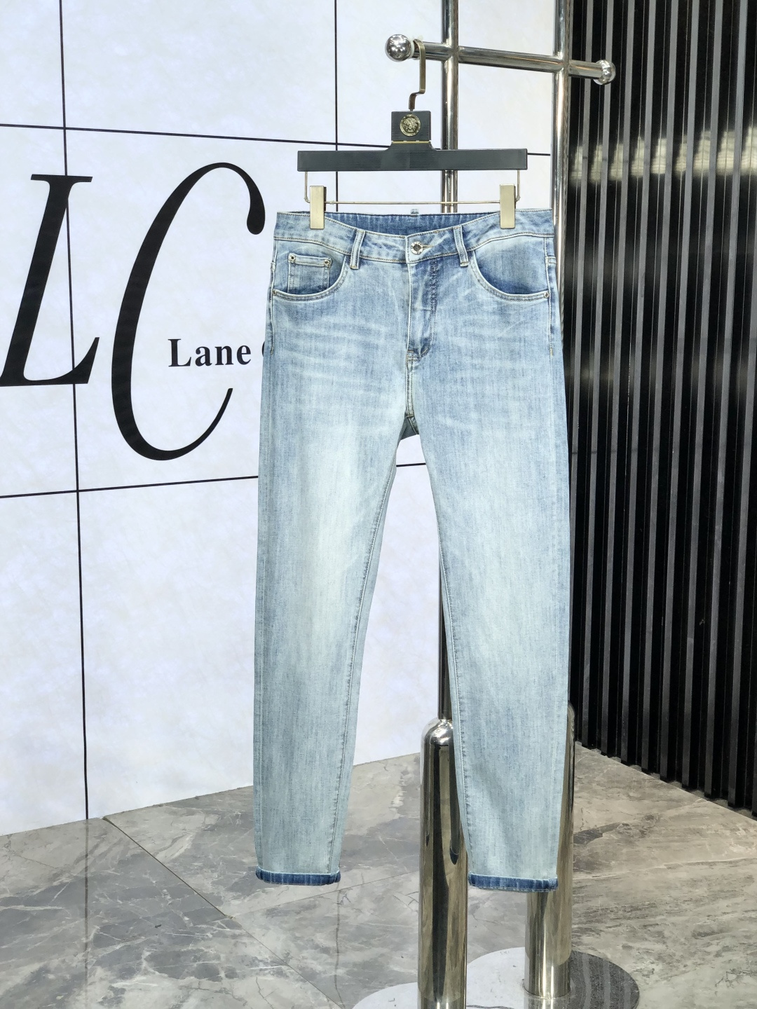 NO:521290,.Amani. The official counter is released simultaneously, 2025SS spring and summer new men's casual jeans, original single quality, custom-made original denim fabric for counter, logo pattern design, original hardware and accessories for b trousers, three-dimensional and clear, realistic effect, c super trendy and personalized, fashionable and stylish upper body!  Trendy men's must-have items, number 28-38,,armani,jeans,alexander wang19860909.阿玛尼.官网专柜同步发售,2025SS春夏新品男士休闲牛仔裤,原单品质,专柜定制原版牛仔面料,logo图案设计,b裤身原版五金辅料装饰,立体清晰,效果逼真,c超级潮流个性,上身时尚有型！潮男必备单品 码数28-38,,armani,jeans,alexander wang,Men's clothing