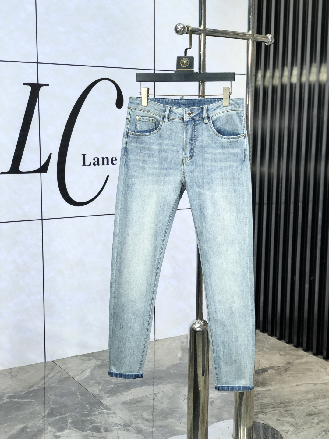 NO:521292,.Ferragamo. The official counter is released simultaneously, 2025SS spring and summer new men's casual jeans, original single quality, customized original denim fabric for counter, logo pattern design, original hardware and accessories for b trousers, three-dimensional and clear, realistic effect, c super trendy personality, fashionable and stylish upper body!  Trendy men's must-have items, 28-38, ferragamo, jeans, alexander wang19860909.菲拉格慕.官网专柜同步发售,2025SS春夏新品男士休闲牛仔裤,原单品质,专柜定制原版牛仔面料,logo图案设计,b裤身原版五金辅料装饰,立体清晰,效果逼真,c超级潮流个性,上身时尚有型！潮男必备单品 码数28-38,,ferragamo,jeans,alexander wang,Men's clothing