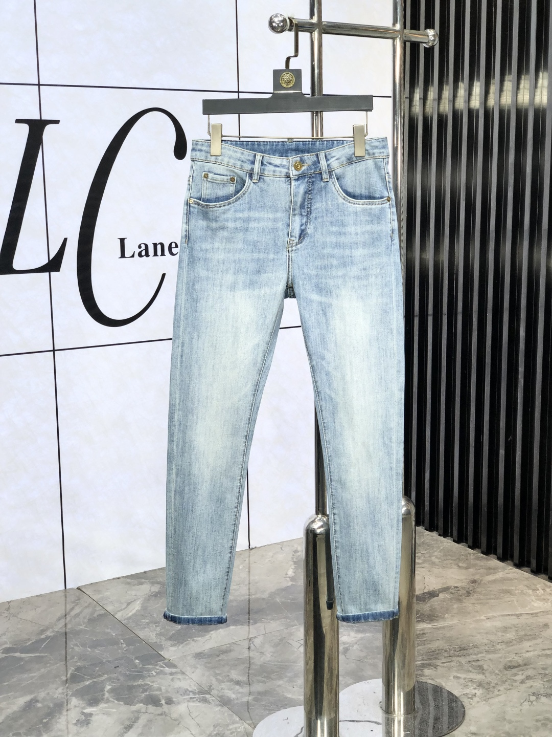 NO:521294,.Lv. The official counter is released simultaneously, 2025SS spring and summer new products for men's casual jeans, original single quality, customized original denim fabric for counter, logo pattern design, original hardware and accessories for b trousers body, three-dimensional and clear, realistic effect, c super trendy and personalized, fashionable and stylish upper body!  Trendy men's must-have items 28-38, louis vuitton, jeans, alexander wang19860909.Lv.官网专柜同步发售,2025SS春夏新品男士休闲牛仔裤,原单品质,专柜定制原版牛仔面料,logo图案设计,b裤身原版五金辅料装饰,立体清晰,效果逼真,c超级潮流个性,上身时尚有型！潮男必备单品 码数28-38,,louis vuitton,jeans,alexander wang,Men's clothing