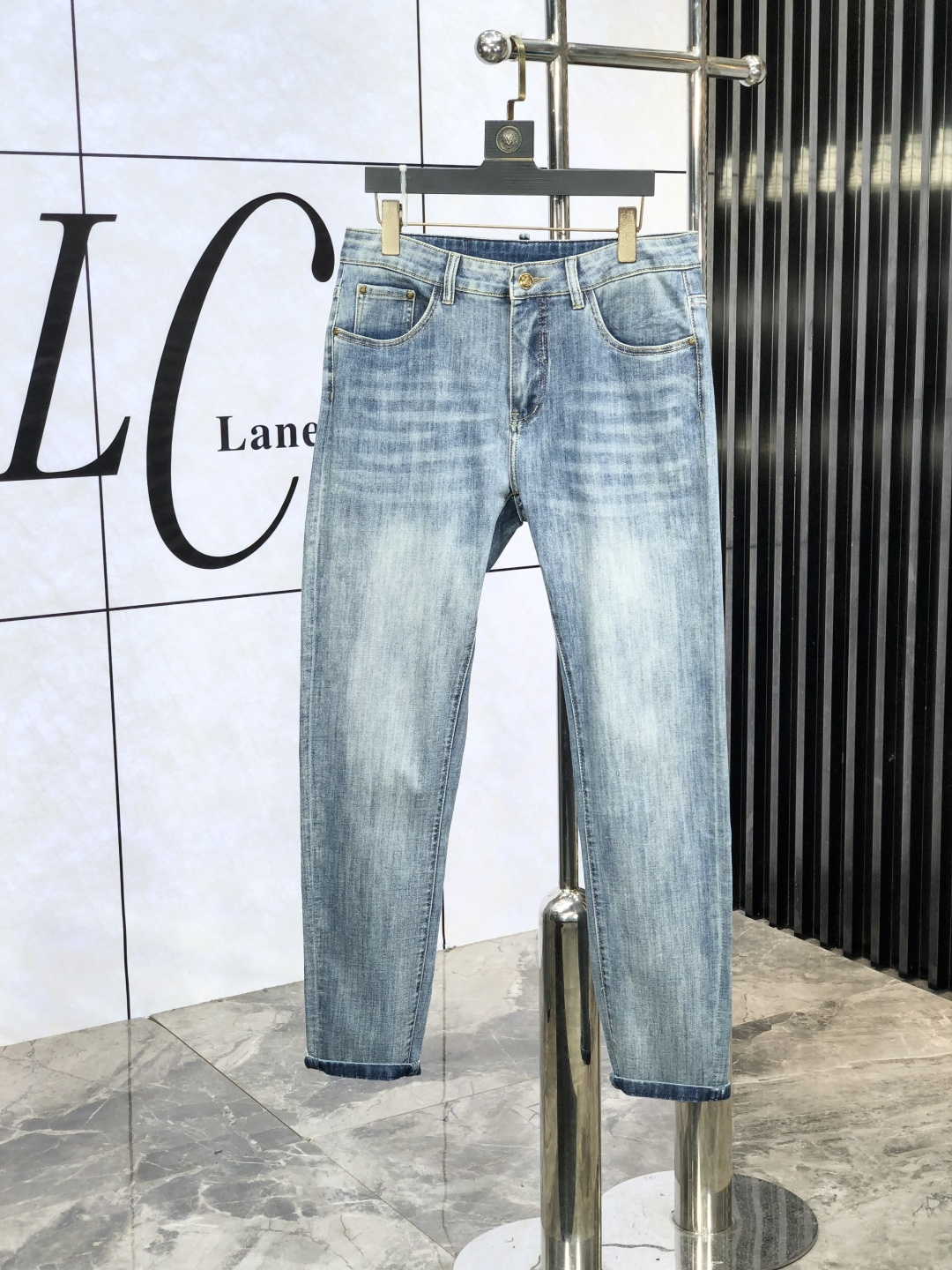 NO:521295,.Prada. The official counter is released simultaneously, 2025SS spring and summer new men's casual jeans, original single quality, custom-made original denim fabric for counter, logo pattern design, original hardware and accessories for b trousers body, three-dimensional and clear, realistic effect, c super trendy personality, fashionable and stylish upper body!  Trendy men's must-have items, number 28-38, prada, jeans, alexander wang19860909.普拉达.官网专柜同步发售,2025SS春夏新品男士休闲牛仔裤,原单品质,专柜定制原版牛仔面料,logo图案设计,b裤身原版五金辅料装饰,立体清晰,效果逼真,c超级潮流个性,上身时尚有型！潮男必备单品 码数28-38,,prada,jeans,alexander wang,Men's clothing