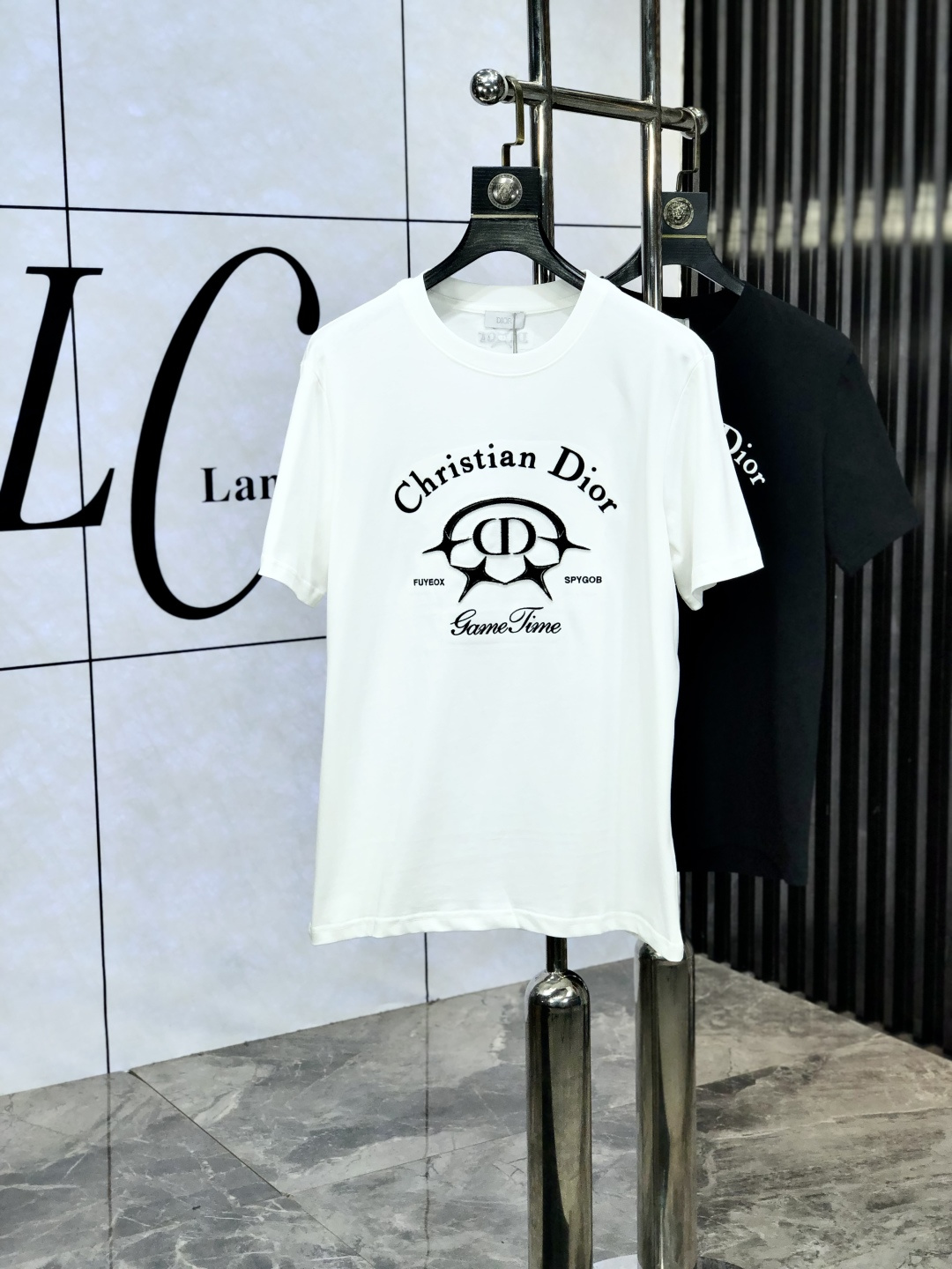 NO:521296,. Dior. Top products 2025 spring and summer new first-time counter latest short-sleeved round-neck T-shirt, high-end customization, avant-garde and fashionable design!  Brand logo heavy craftsmanship design, high-end customized original European cotton fabric, soft feel, comfortable to wear, b counter-level exquisite car line, fine workmanship, invincible and handsome upper body effect!  A must-have item for handsome men!  Count s-xxL.s wear 175/,dior,T-shirt,tees,t-shirt,alexander wang19860909. Dior.顶级货品2025春夏新款首发专柜最新款短袖圆领T恤 高端订制 设计前卫时尚！品牌logo重工艺设计 高端定制原版欧棉面料.手感柔软.穿着舒适.b专柜级别精致车线.做工精细.上身效果无敌帅气！型男必备单品！码数s-xxL.s穿175/,,dior,T-shirt,tees，t-shirt,alexander wang,Men's clothing