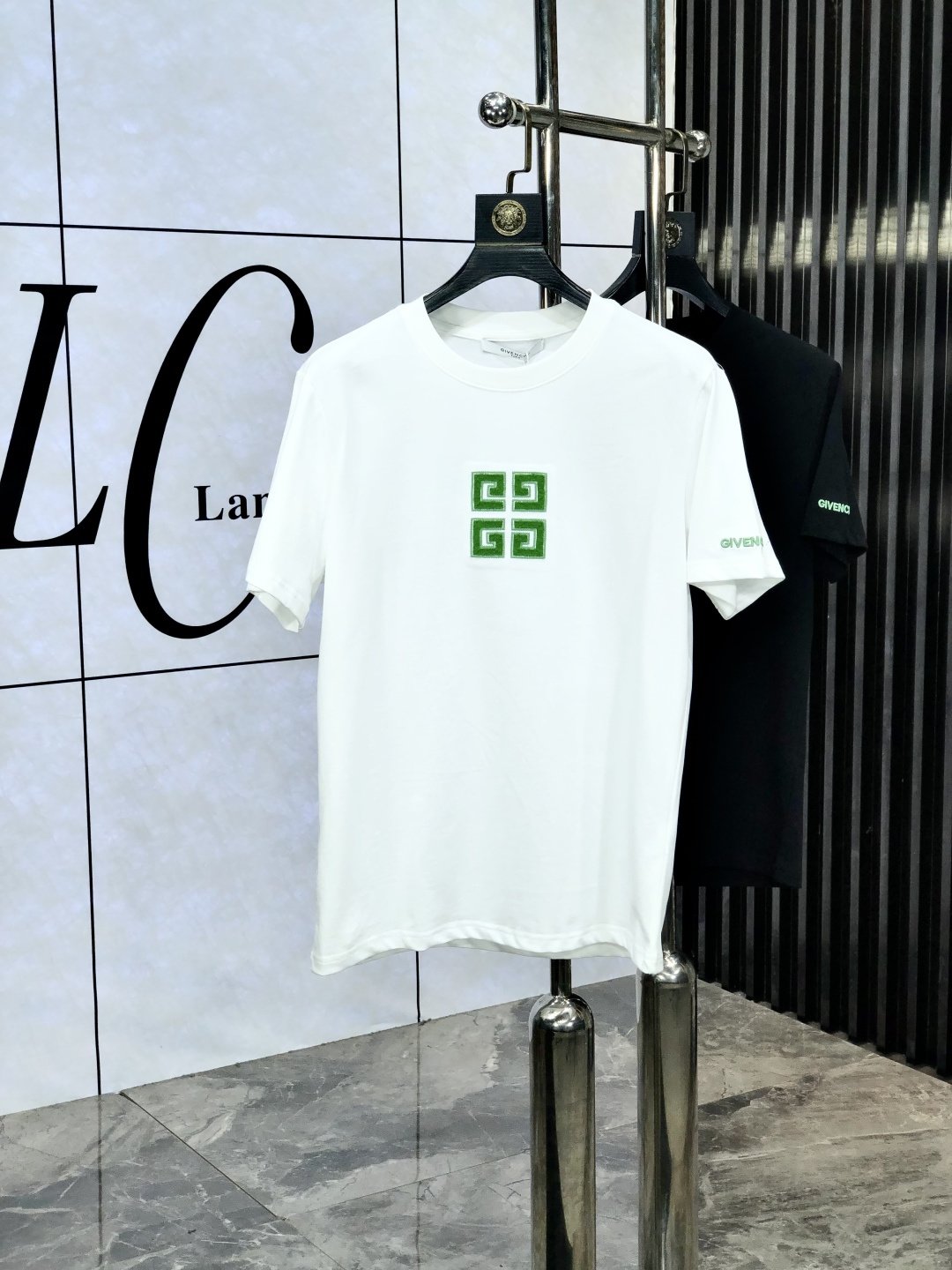 NO:429477,. Givenchy. Top products 2025 spring and summer new first-time counter latest short-sleeved round-neck T-shirt, high-end customization, avant-garde and fashionable design!  Brand logo heavy craftsmanship design, high-end customized original European cotton fabric, soft feel, comfortable to wear, b counter-level exquisite car line, fine workmanship, invincible and handsome upper body effect!  A must-have item for handsome men!  Count s-xxL.s wear 175/WM, givennchy, T-shirt,tees,t-shirt,alexander wang19860909. 纪梵希.顶级货品2025春夏新款首发专柜最新款短袖圆领T恤 高端订制 设计前卫时尚！品牌logo重工艺设计 高端定制原版欧棉面料.手感柔软.穿着舒适.b专柜级别精致车线.做工精细.上身效果无敌帅气！型男必备单品！码数s-xxL.s穿175/ WM,,givenchy,T-shirt,tees，t-shirt,alexander wang,Men's clothing