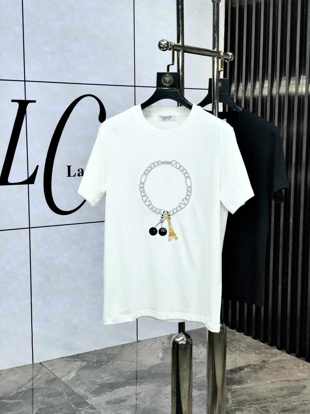 NO:429482,. Valentino. Top products 2025 spring and summer new first-time counter latest short-sleeved round-neck T-shirt, high-end customization, avant-garde and fashionable design!  Brand logo heavy craftsmanship design, high-end customized original European cotton fabric, soft feel, comfortable to wear, b counter-level exquisite car line, fine workmanship, invincible and handsome upper body effect!  A must-have item for handsome men!  Count s-xxL.s wear 175/WM, valentino, T-shirt,tees, t-shirt,alexander wang19860909. 华伦天奴.顶级货品2025春夏新款首发专柜最新款短袖圆领T恤 高端订制 设计前卫时尚！品牌logo重工艺设计 高端定制原版欧棉面料.手感柔软.穿着舒适.b专柜级别精致车线.做工精细.上身效果无敌帅气！型男必备单品！码数s-xxL.s穿175/ WM,,valentino,T-shirt,tees，t-shirt,alexander wang,Men's clothing