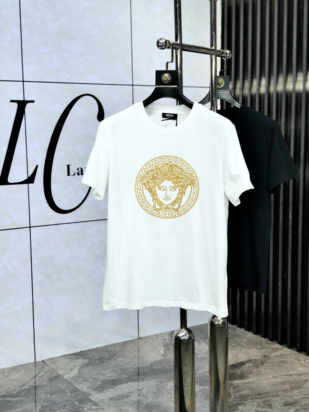 NO:429487,. Versace. Top products 2025 spring and summer new first-time counter latest short-sleeved round-neck T-shirt, high-end customization, avant-garde and fashionable design!  Brand logo heavy craftsmanship design, high-end customized original European cotton fabric, soft feel, comfortable to wear, b counter-level exquisite car line, fine workmanship, invincible and handsome upper body effect!  A must-have item for handsome men!  Count s-xxL.s wear 175/WM, versace, T-shirt,tees, t-shirt,alexander wang19860909. 范思哲.顶级货品2025春夏新款首发专柜最新款短袖圆领T恤 高端订制 设计前卫时尚！品牌logo重工艺设计 高端定制原版欧棉面料.手感柔软.穿着舒适.b专柜级别精致车线.做工精细.上身效果无敌帅气！型男必备单品！码数s-xxL.s穿175/ WM,,versace,T-shirt,tees，t-shirt,alexander wang,Men's clothing