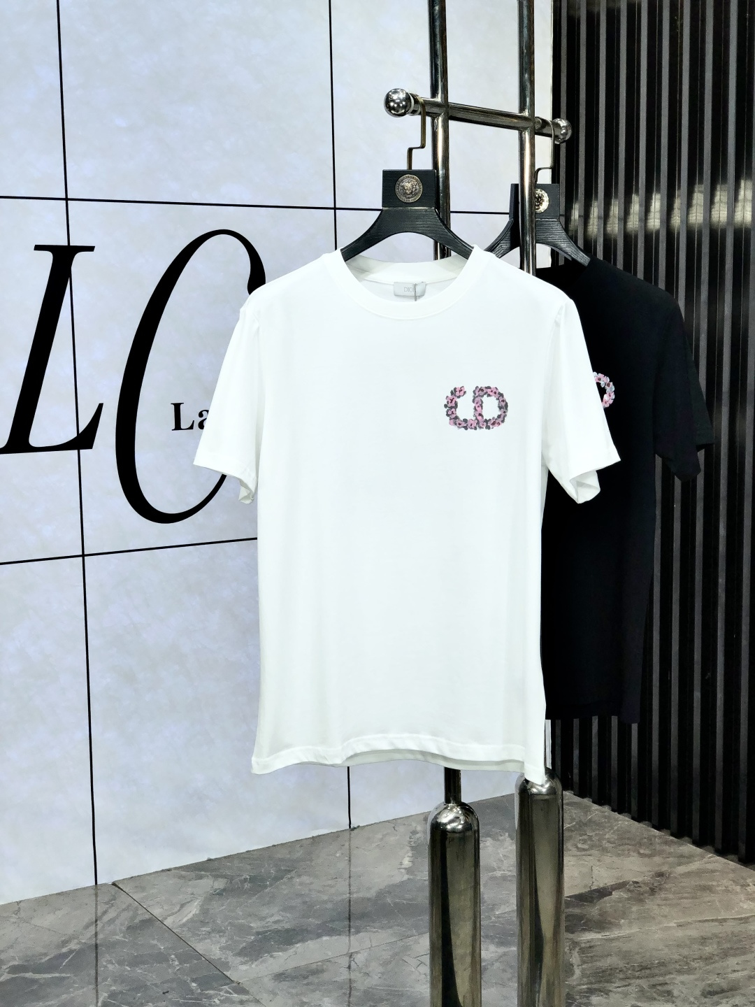 NO:429492,. Dior. Top products 2025 spring and summer new first-time counter latest short-sleeved round-neck T-shirt, high-end customization, avant-garde and fashionable design!  Brand logo heavy craftsmanship design, high-end customized original European cotton fabric, soft feel, comfortable to wear, b counter-level exquisite car line, fine workmanship, invincible and handsome upper body effect!  A must-have item for handsome men!  Count s-xxL.s wear 175/WM,dior,T-shirt,tees,t-shirt,alexander wang19860909. Dior.顶级货品2025春夏新款首发专柜最新款短袖圆领T恤 高端订制 设计前卫时尚！品牌logo重工艺设计 高端定制原版欧棉面料.手感柔软.穿着舒适.b专柜级别精致车线.做工精细.上身效果无敌帅气！型男必备单品！码数s-xxL.s穿175/ WM,,dior,T-shirt,tees，t-shirt,alexander wang,Men's clothing