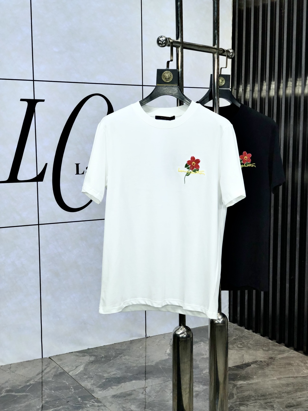 NO:429497,. LV. Top products 2025 spring and summer new first-time counter latest short-sleeved round-neck T-shirt, high-end customization, avant-garde and fashionable design!  Brand logo heavy craftsmanship design, high-end customized original European cotton fabric, soft feel, comfortable to wear, b counter-level exquisite car line, fine workmanship, invincible and handsome upper body effect!  A must-have item for handsome men!  Count s-xxL.s wear 175/WM, louis vuitton, T-shirt,tees, t-shirt,alexander wang19860909. LV.顶级货品2025春夏新款首发专柜最新款短袖圆领T恤 高端订制 设计前卫时尚！品牌logo重工艺设计 高端定制原版欧棉面料.手感柔软.穿着舒适.b专柜级别精致车线.做工精细.上身效果无敌帅气！型男必备单品！码数s-xxL.s穿175/ WM,,louis vuitton,T-shirt,tees，t-shirt,alexander wang,Men's clothing