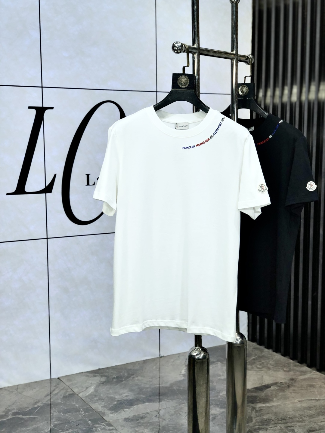 NO:429503,. Top products 2025 spring and summer new first-time counter latest short-sleeved round-neck T-shirt, high-end customization, avant-garde and fashionable design!  Brand logo heavy craftsmanship design, high-end customized original European cotton fabric, soft feel, comfortable to wear, b counter-level exquisite car line, fine workmanship, invincible and handsome upper body effect!  A must-have item for handsome men!  Count s-xxL.s wear 175/WM, Moncler, T-shirt,tees, t-shirt,alexander wang19860909. 蒙口.顶级货品2025春夏新款首发专柜最新款短袖圆领T恤 高端订制 设计前卫时尚！品牌logo重工艺设计 高端定制原版欧棉面料.手感柔软.穿着舒适.b专柜级别精致车线.做工精细.上身效果无敌帅气！型男必备单品！码数s-xxL.s穿175/ WM,,Moncler,T-shirt,tees，t-shirt,alexander wang,Men's clothing