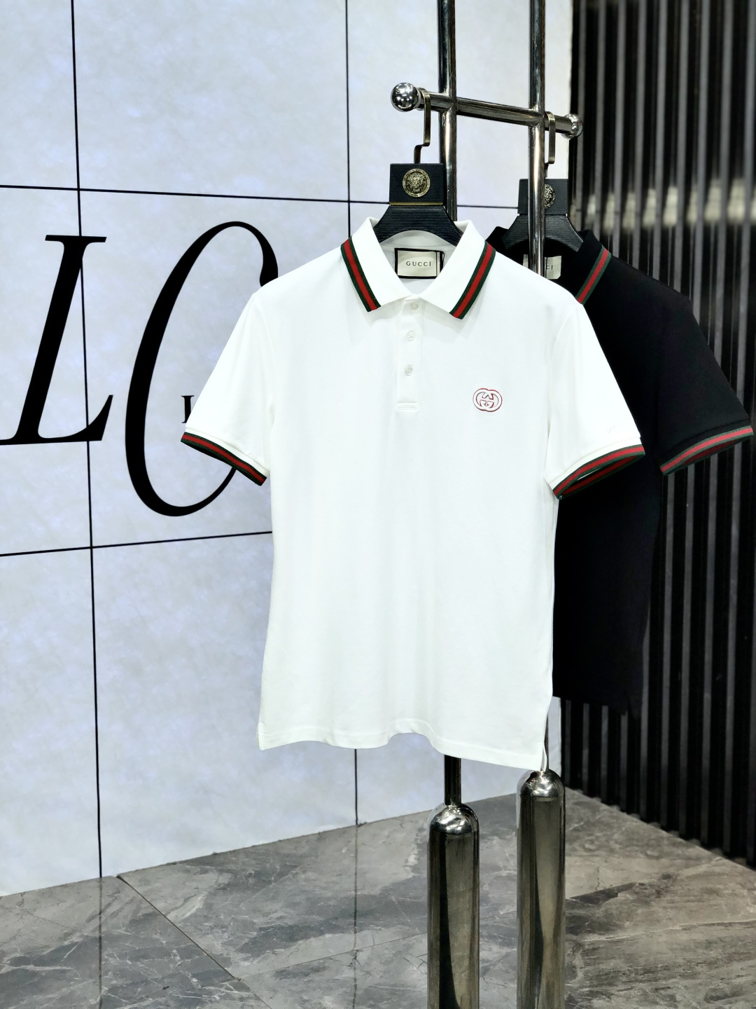 NO:521303,.Gucci.2025 spring and summer new men's logo short-sleeved polo shirt, continuing the classic casual lapel POLO shirt. This polo shirt is made of beaded floor fabric, and the timeless design can transcend fashion trends.b Classic style, brand LOGO three-dimensional and unique, making the overall more detailed. The combination style, the fabric is made of cotton beaded material, comfortable, skin-friendly, breathable, and is a very practical wear for daily commuting and leisure. Highly recommended. Size M-3XL m wear 175/130, gucci, T-shirt, alexander wang19860909.Gucci.2025春夏新款男士标识短袖polo衫,延续经典休闲翻领POLO恤.该款Polo衫采用珠地面料制成,隽永设计可跨越时尚潮流.b经典款型,品牌LOGO立体别致,让整体更具细节感 合体的版型,面料采用全棉珠地料,舒适,亲肤,透气好,平时通勤休闲都很实穿的一款 强烈推荐.尺码M-3XL m穿175/130,,gucci,T-shirt,alexander wang,Men's clothing
