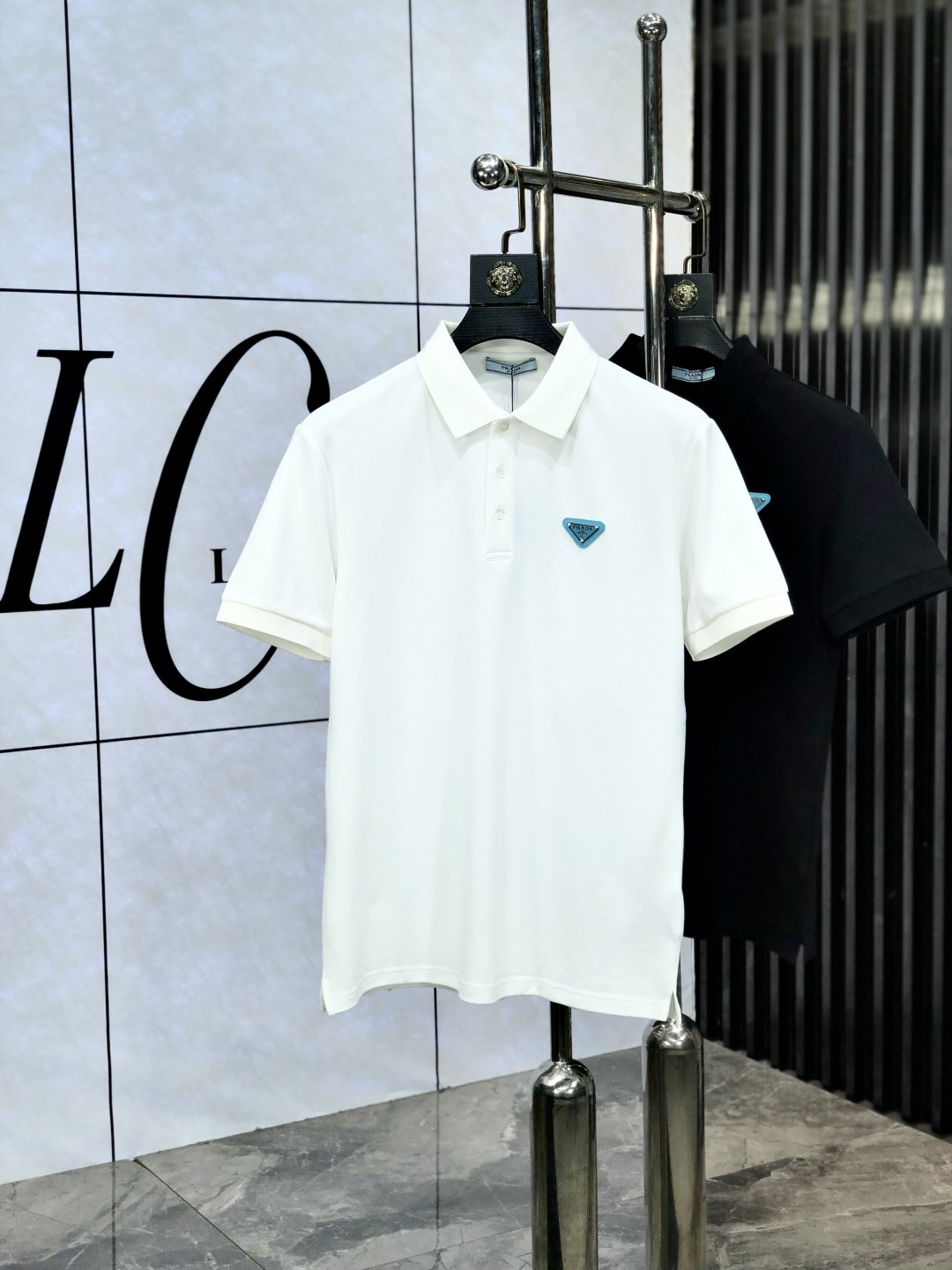 NO:521306,.Prada. 2025 spring and summer new men's logo short-sleeved polo shirt, continuing the classic casual lapel POLO shirt. This Polo shirt is made of beaded floor fabric, and the timeless design can transcend fashion trends. b Classic style, brand LOGO three-dimensional and unique, making the overall more detailed. The combination style, the fabric is made of cotton beaded material, comfortable, skin-friendly, breathable, and is a very practical style for daily commuting and leisure. Highly recommended. Size M-3XL m wear 175/130, prada, T-shirt, alexander wang19860909.普拉达.2025春夏新款男士标识短袖polo衫,延续经典休闲翻领POLO恤.该款Polo衫采用珠地面料制成,隽永设计可跨越时尚潮流.b经典款型,品牌LOGO立体别致,让整体更具细节感 合体的版型,面料采用全棉珠地料,舒适,亲肤,透气好,平时通勤休闲都很实穿的一款 强烈推荐.尺码M-3XL m穿175/130,,prada,T-shirt,alexander wang,Men's clothing