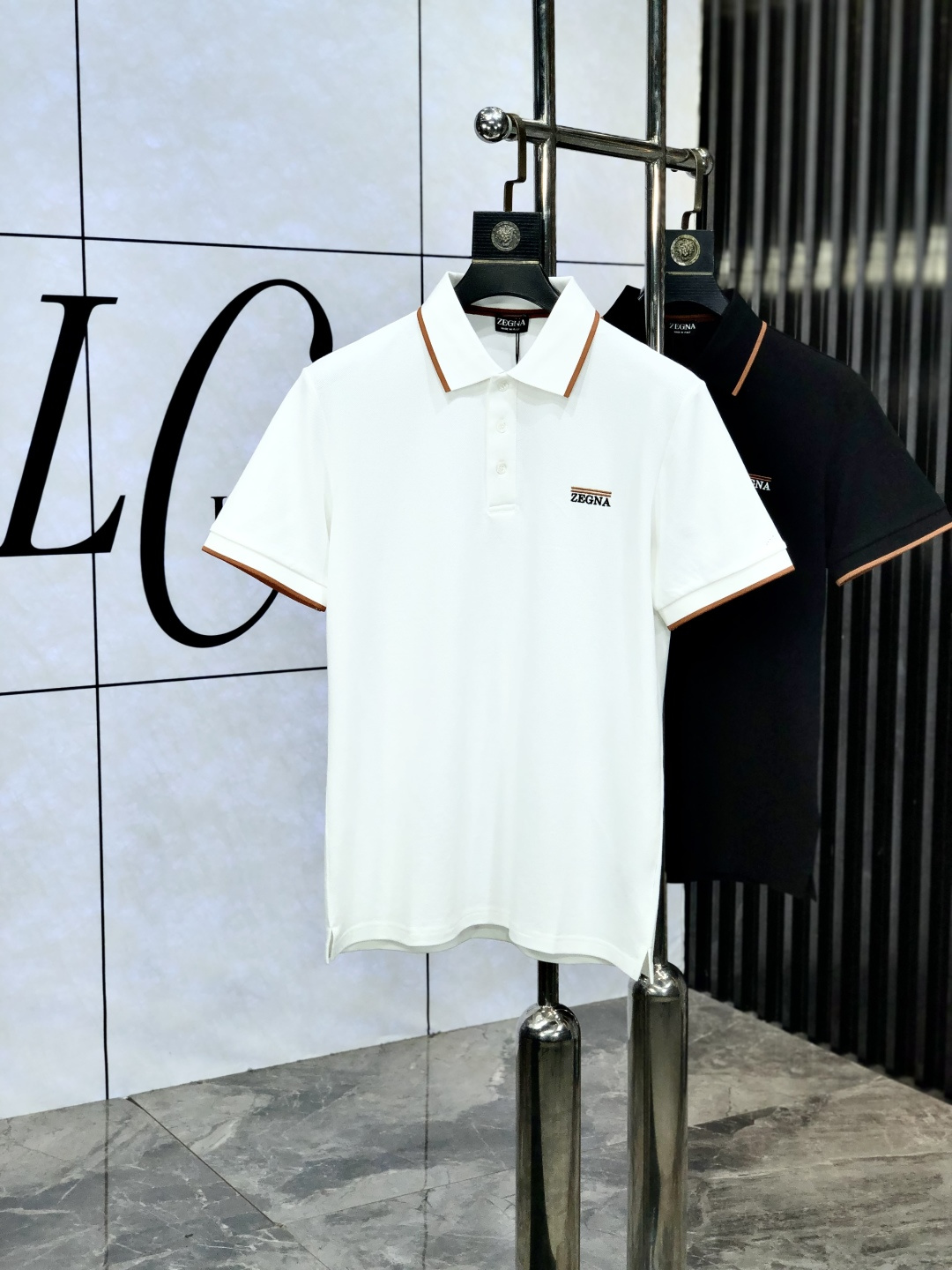 NO:521309,.Jenia. The new spring and summer 2025 new men's logo short-sleeved polo shirt, continuing the classic casual lapel POLO shirt. This polo shirt is made of beaded floor fabric, and the timeless design can transcend fashion trends. b Classic style, the brand LOGO three-dimensional and unique, making the overall more detailed. The combination style, the fabric is made of cotton beaded material, comfortable, skin-friendly, breathable, and is a very practical model for daily commuting and leisure. Highly recommended. Size M-3XL m wear 175/130, zegna, T-shirt, alexander wang19860909.杰尼亚.2025春夏新款男士标识短袖polo衫,延续经典休闲翻领POLO恤.该款Polo衫采用珠地面料制成,隽永设计可跨越时尚潮流.b经典款型,品牌LOGO立体别致,让整体更具细节感 合体的版型,面料采用全棉珠地料,舒适,亲肤,透气好,平时通勤休闲都很实穿的一款 强烈推荐.尺码M-3XL m穿175/130,,zegna,T-shirt,alexander wang,Men's clothing