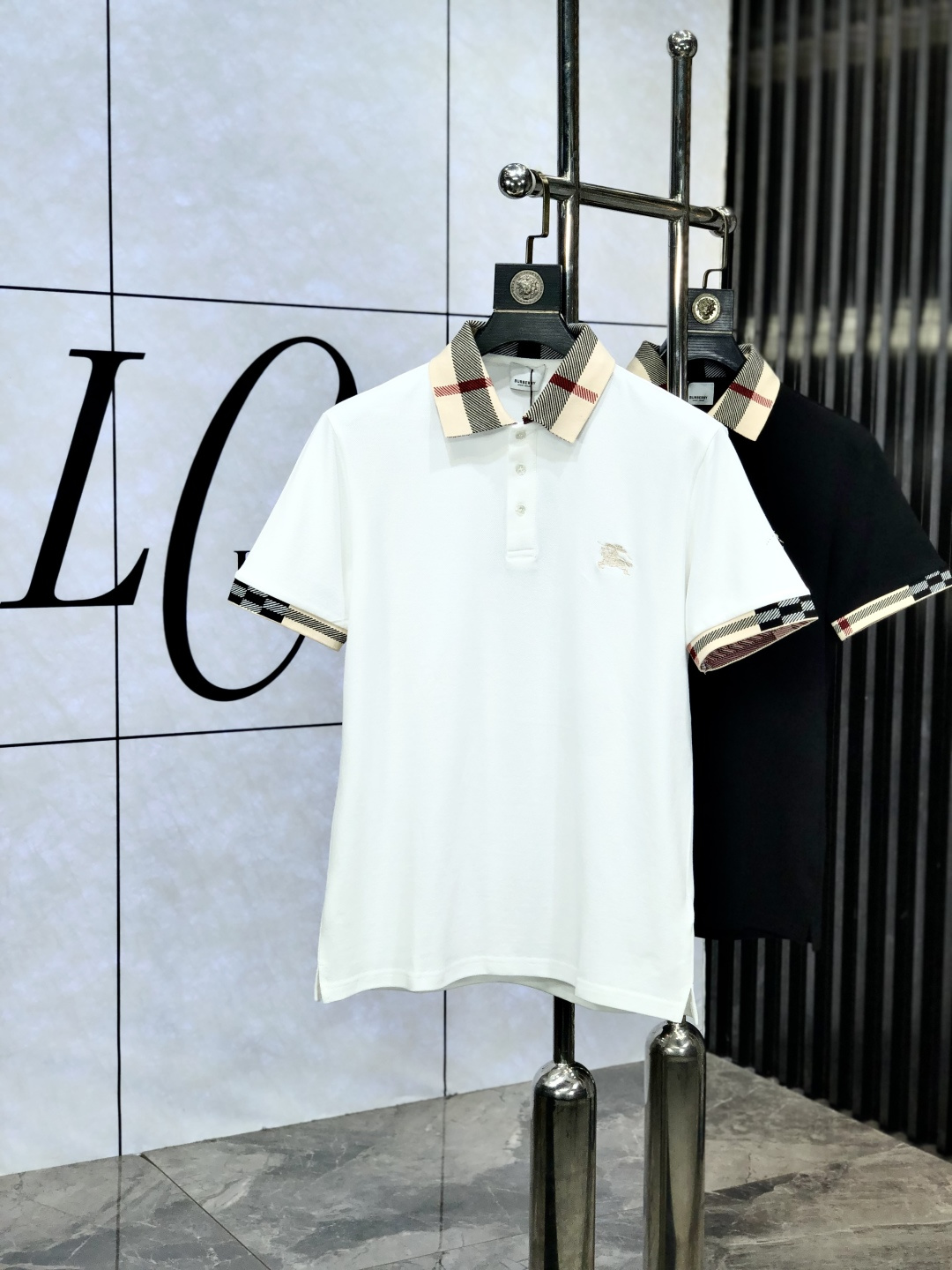 NO:521312,.Burberry .2025 spring and summer new men's logo short-sleeved polo shirt, continuing the classic casual lapel POLO shirt. This polo shirt is made of beaded floor fabric, and the timeless design can transcend fashion trends. b Classic style, brand LOGO three-dimensional and unique, making the overall more detailed. The combination style, the fabric is made of cotton beaded material, comfortable, skin-friendly, breathable, and is a very practical wear for daily commuting and leisure. Highly recommended. Size M-3XL m wear 175/130, burberry, T-shirt, alexander wang19860909.巴宝莉 .2025春夏新款男士标识短袖polo衫,延续经典休闲翻领POLO恤.该款Polo衫采用珠地面料制成,隽永设计可跨越时尚潮流.b经典款型,品牌LOGO立体别致,让整体更具细节感 合体的版型,面料采用全棉珠地料,舒适,亲肤,透气好,平时通勤休闲都很实穿的一款 强烈推荐.尺码M-3XL m穿175/130,,burberry,T-shirt,alexander wang,Men's clothing