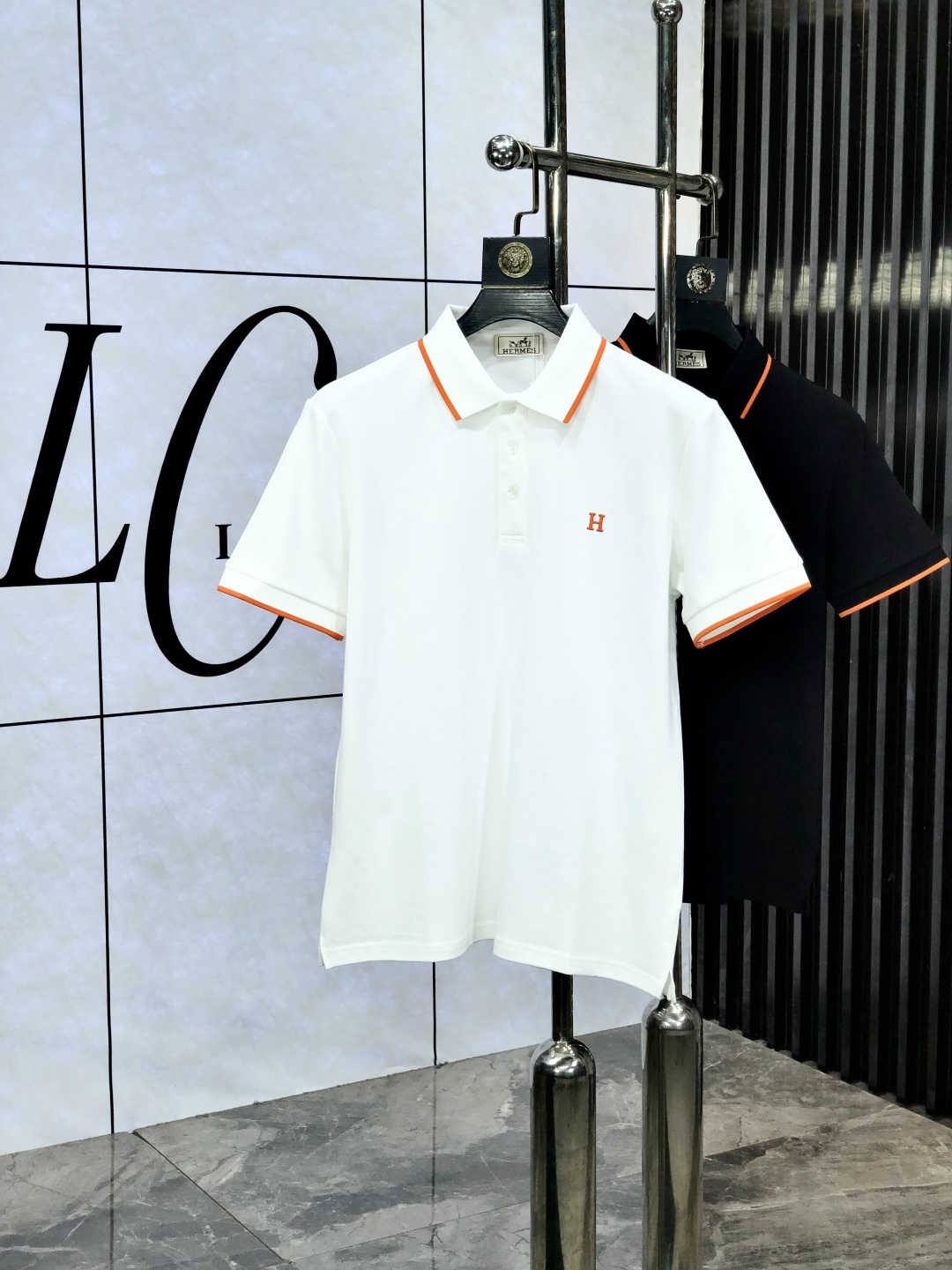 NO:521315,.Hermes. 2025 spring and summer new men's logo short-sleeved polo shirt, continuing the classic casual lapel POLO shirt. This polo shirt is made of beaded floor fabric, and the timeless design can transcend fashion trends. b Classic style, brand LOGO three-dimensional and unique, making the overall more detailed. The combination style, the fabric is made of cotton beaded material, comfortable, skin-friendly, breathable, and is a very practical wear for daily commuting and leisure. Highly recommended. Size M-3XL m wear 175/130, hermes, T-shirt, alexander wang19860909.爱马仕.2025春夏新款男士标识短袖polo衫,延续经典休闲翻领POLO恤.该款Polo衫采用珠地面料制成,隽永设计可跨越时尚潮流.b经典款型,品牌LOGO立体别致,让整体更具细节感 合体的版型,面料采用全棉珠地料,舒适,亲肤,透气好,平时通勤休闲都很实穿的一款 强烈推荐.尺码M-3XL m穿175/130,,hermes,T-shirt,alexander wang,Men's clothing