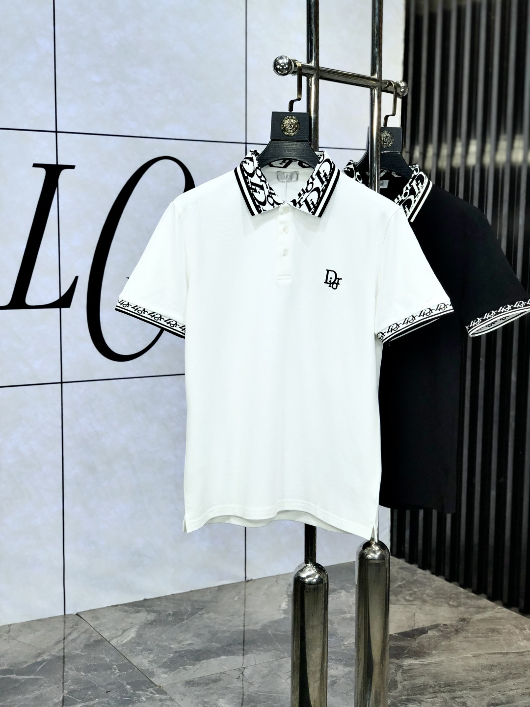 NO:521318,.Dior.2025 spring and summer new men's logo short-sleeved polo shirt, continuing the classic casual lapel POLO shirt. This polo shirt is made of beaded floor fabric, and the timeless design can transcend fashion trends. b Classic style, brand LOGO three-dimensional and unique, making the overall more detailed. The combination style, the fabric is made of cotton beaded material, comfortable, skin-friendly, breathable, and is a very practical wear for daily commuting and leisure. Highly recommended. Size M-3XL m wear 175/130,,dior,T-shirt,alexander wang19860909.Dior.2025春夏新款男士标识短袖polo衫,延续经典休闲翻领POLO恤.该款Polo衫采用珠地面料制成,隽永设计可跨越时尚潮流.b经典款型,品牌LOGO立体别致,让整体更具细节感 合体的版型,面料采用全棉珠地料,舒适,亲肤,透气好,平时通勤休闲都很实穿的一款 强烈推荐.尺码M-3XL m穿175/130,,dior,T-shirt,alexander wang,Men's clothing