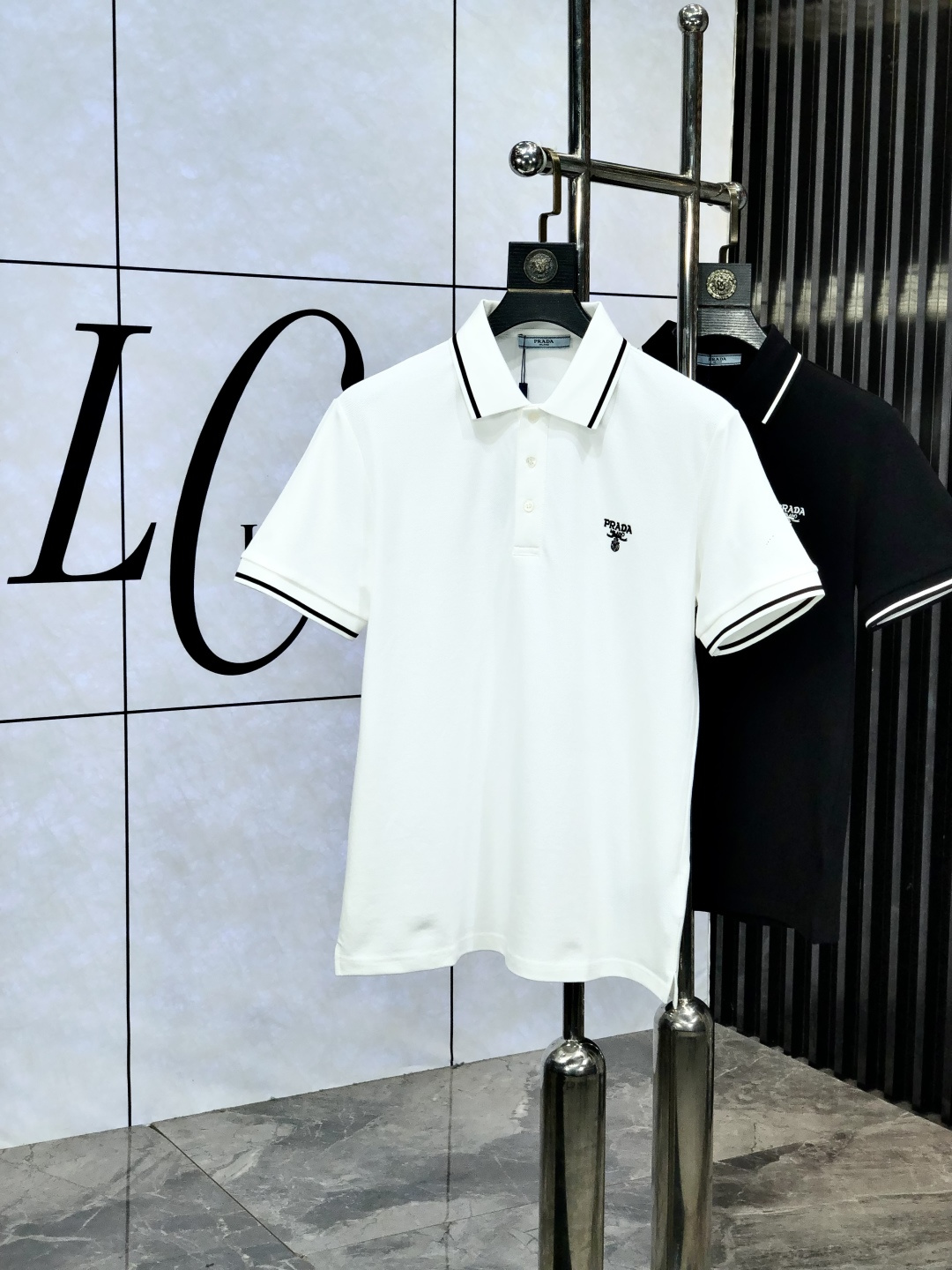 NO:521297,.Prada. 2025 spring and summer new men's logo short-sleeved polo shirt, continuing the classic casual lapel POLO shirt. This Polo shirt is made of beaded floor fabric, and the timeless design can transcend fashion trends. b Classic style, brand LOGO three-dimensional and unique, making the overall more detailed. The combination style, the fabric is made of cotton beaded material, comfortable, skin-friendly, breathable, and is a very practical style for daily commuting and leisure. Highly recommended. Size M-3XL m wear 175/130, prada, T-shirt, alexander wang19860909.普拉达.2025春夏新款男士标识短袖polo衫,延续经典休闲翻领POLO恤.该款Polo衫采用珠地面料制成,隽永设计可跨越时尚潮流.b经典款型,品牌LOGO立体别致,让整体更具细节感 合体的版型,面料采用全棉珠地料,舒适,亲肤,透气好,平时通勤休闲都很实穿的一款 强烈推荐.尺码M-3XL m穿175/130,,prada,T-shirt,alexander wang,Men's clothing