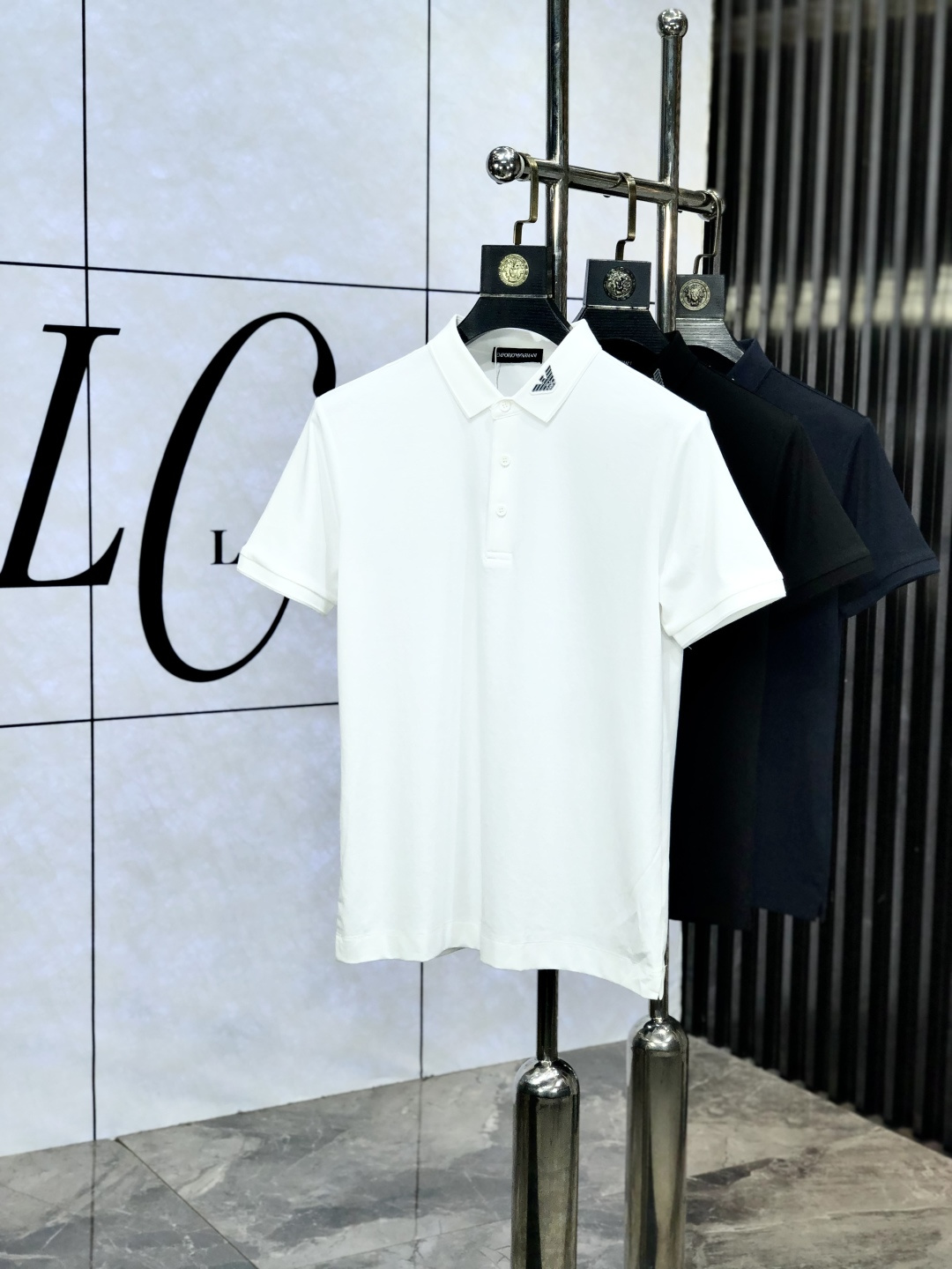 NO:521299,.Amani. 2025 spring and summer new men's logo short-sleeved polo shirt, continuing the classic business casual lapel POLO shirt. This Polo shirt is made of mercerized double-sided cotton bead floor fabric, and the timeless design can transcend fashion trends. Classic style, w brand LOGO three-dimensional and unique, making the overall more detailed. Combined style, 5 fabrics are made of cotton bead floor, comfortable, skin-friendly, breathable, and a very practical wear for daily commuting and leisure. Highly recommended. Size M-4XL m wear 175/130,,armani, T-shirt, alexander wang19860909.阿玛尼.2025春夏新款男士标识短袖polo衫,延续经典商务休闲翻领POLO恤.该款Polo衫采用丝光双面棉质珠地面料制成,隽永设计可跨越时尚潮流.经典款型,w品牌LOGO立体别致,让整体更具细节感 合体的版型,5面料采用全棉珠地料,舒适,亲肤,透气好,平时通勤休闲都很实穿的一款 强烈推荐.尺码M-4XL m穿175/130,,armani,T-shirt,alexander wang,Men's clothing