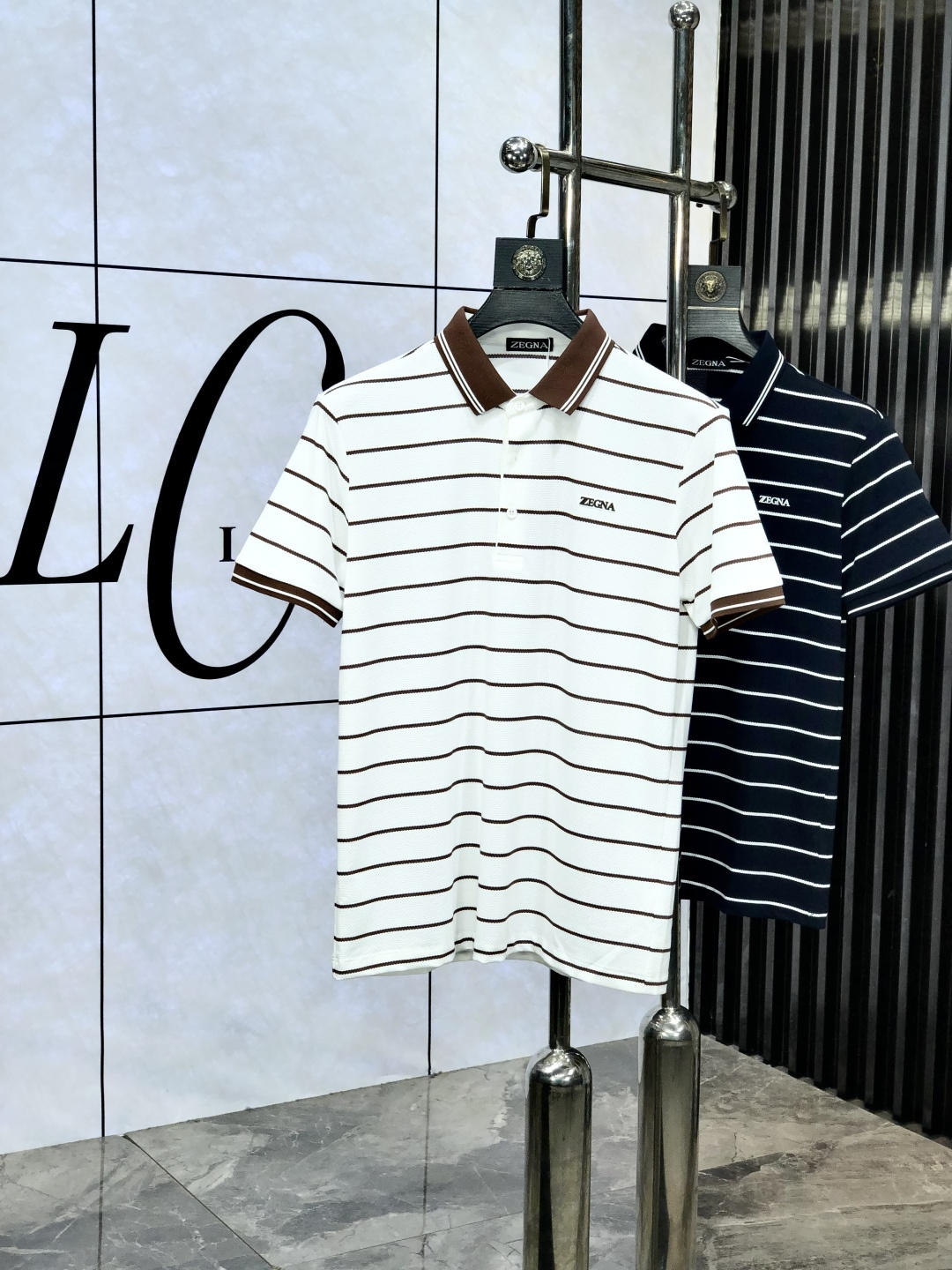 NO:521301,.Jenia. The new spring and summer 2025 new men's logo short-sleeved polo shirt, continuing the classic business casual lapel POLO shirt. This Polo shirt is made of mercerized double-sided cotton bead floor fabric, and the timeless design can transcend fashion trends. Classic style, w brand LOGO three-dimensional and unique, making the overall more detailed. The 5-fabric is made of cotton bead floor, which is comfortable, skin-friendly, breathable, and is a very practical wear for daily commuting and leisure. Highly recommended. Size M-4XL m wear 175/130, zegna, T-shirt, alexander wang19860909.杰尼亚.2025春夏新款男士标识短袖polo衫,延续经典商务休闲翻领POLO恤.该款Polo衫采用丝光双面棉质珠地面料制成,隽永设计可跨越时尚潮流.经典款型,w品牌LOGO立体别致,让整体更具细节感 合体的版型,5面料采用全棉珠地料,舒适,亲肤,透气好,平时通勤休闲都很实穿的一款 强烈推荐.尺码M-4XL m穿175/130,,zegna,T-shirt,alexander wang,Men's clothing