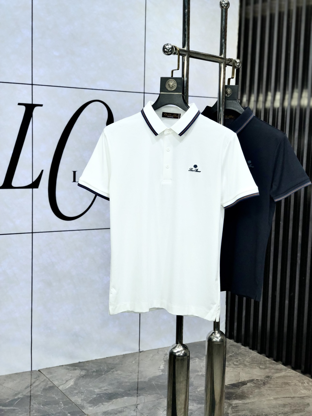 NO:521304,.LP. 2025 spring and summer new men's logo short-sleeved polo shirt, continuing the classic business casual lapel POLO shirt. This Polo shirt is made of mercerized double-sided cotton bead floor fabric, and the timeless design can transcend fashion trends. Classic style, w brand LOGO three-dimensional and unique, making the overall more detailed. Combination style, 5 fabrics are made of cotton bead floor, comfortable, skin-friendly, breathable, and a very practical wear for daily commuting and leisure. Highly recommended. Size M-4XL m wear 175/130, loro piano, T-shirt, alexander wang19860909.LP.2025春夏新款男士标识短袖polo衫,延续经典商务休闲翻领POLO恤.该款Polo衫采用丝光双面棉质珠地面料制成,隽永设计可跨越时尚潮流.经典款型,w品牌LOGO立体别致,让整体更具细节感 合体的版型,5面料采用全棉珠地料,舒适,亲肤,透气好,平时通勤休闲都很实穿的一款 强烈推荐.尺码M-4XL m穿175/130,,loro piana,T-shirt,alexander wang,Men's clothing