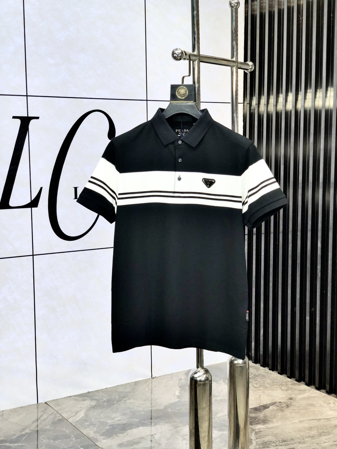 NO:521310,.Prada. 2025 spring and summer new men's logo short-sleeved polo shirt, continuing the classic business casual lapel POLO shirt. This Polo shirt is made of mercerized double-sided cotton bead floor fabric, and the timeless design can transcend fashion trends. Classic style, w brand LOGO three-dimensional and unique, making the overall more detailed. Combination style, 5 fabrics are made of cotton bead floor, comfortable, skin-friendly, breathable, and a very practical wear for daily commuting and leisure. Highly recommended. Size M-4XL m wear 175/130, prada, T-shirt, alexander wang19860909.普拉达.2025春夏新款男士标识短袖polo衫,延续经典商务休闲翻领POLO恤.该款Polo衫采用丝光双面棉质珠地面料制成,隽永设计可跨越时尚潮流.经典款型,w品牌LOGO立体别致,让整体更具细节感 合体的版型,5面料采用全棉珠地料,舒适,亲肤,透气好,平时通勤休闲都很实穿的一款 强烈推荐.尺码M-4XL m穿175/130,,prada,T-shirt,alexander wang,Men's clothing