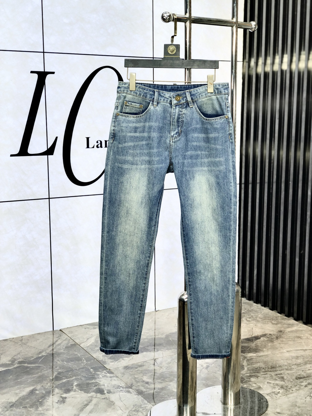 NO:450913,.Lv. The official counter is released simultaneously, SS spring and summer new men's casual jeans, original single quality, customized original denim fabric for counter, logo pattern design, original hardware and accessories for b trousers, three-dimensional and clear, realistic effect, c super trendy personality, fashionable and stylish upper body!  Trendy men's must-have items 28-38, louis vuitton, jeans, alexander wang19860909.Lv.官网专柜同步发售,SS春夏新品男士休闲牛仔裤,原单品质,专柜定制原版牛仔面料,logo图案设计,b裤身原版五金辅料装饰,立体清晰,效果逼真,c超级潮流个性,上身时尚有型！潮男必备单品 码数28-38,,louis vuitton,jeans,alexander wang,Men's clothing