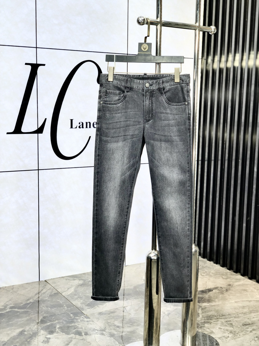 NO:450923,.Dior. The official counter on the official website is released simultaneously, SS spring and summer new men's casual jeans, original single quality, customized original denim fabric for counter, logo pattern design, original hardware and accessories for b trousers, three-dimensional and clear, realistic effect, c super trendy and personalized, fashionable and stylish upper body!  Trendy men's must-have items 28-38, Dior, Jeans, Alexander wang19860909.Dior.官网专柜同步发售,SS春夏新品男士休闲牛仔裤,原单品质,专柜定制原版牛仔面料,logo图案设计,b裤身原版五金辅料装饰,立体清晰,效果逼真,c超级潮流个性,上身时尚有型！潮男必备单品 码数28-38,,dior,jeans,alexander wang,Men's clothing