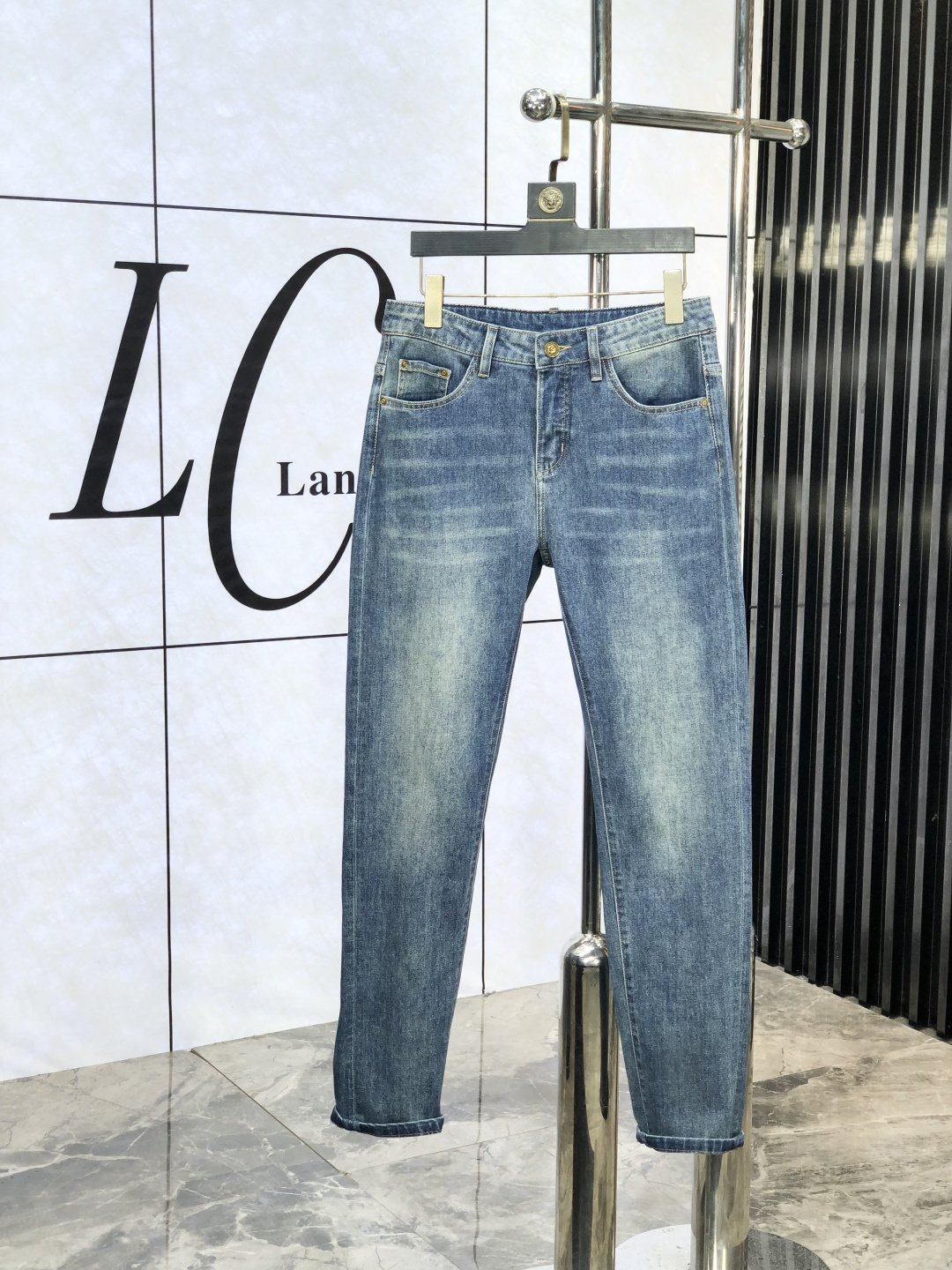 NO:450933,.Givenchy. The official counter on the official website is released simultaneously. SS spring and summer new men's casual jeans, original single quality, customized original denim fabric for counter, logo pattern design, original hardware and accessories for b trousers, three-dimensional and clear, realistic effect, c super trendy personality, fashionable and stylish upper body!  Trendy men's must-have items, number 28-38, given jeans, alexander wang19860909.纪梵希.官网专柜同步发售,SS春夏新品男士休闲牛仔裤,原单品质,专柜定制原版牛仔面料,logo图案设计,b裤身原版五金辅料装饰,立体清晰,效果逼真,c超级潮流个性,上身时尚有型！潮男必备单品 码数28-38,,givenchy,jeans,alexander wang,Men's clothing